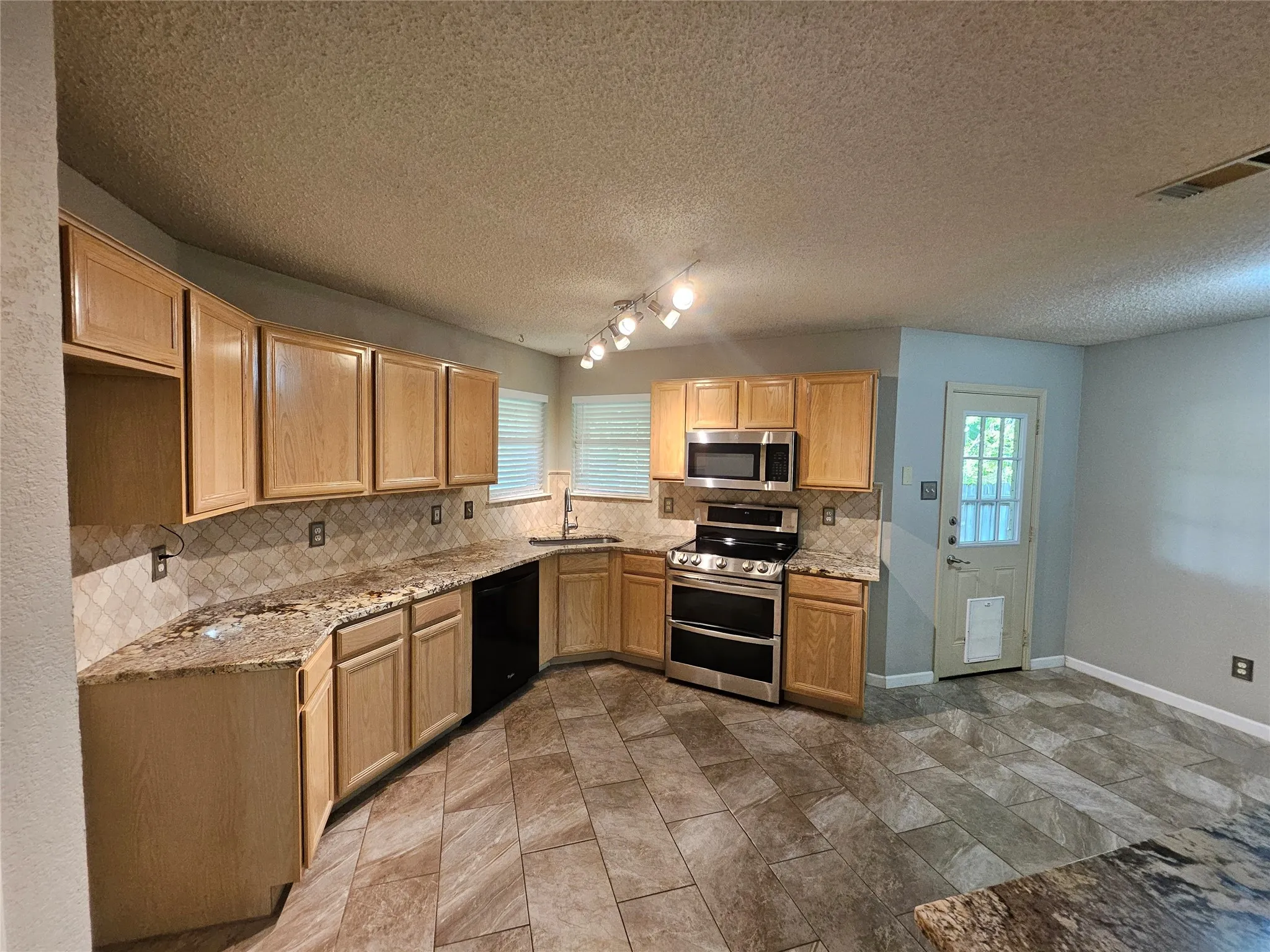 Single Family Residence For Rent in Tarrant County , 1608 Merritt Drive, Mansfield, Texas 76063, 3 Bedroom, 2 Bathroom, 3 Garage spaces, 1,559 Sqft, built in 2000, mls#21365620, Real Estate Agent in Mansfield, Homes For Rent in Tarrant county, Homes For Rent in Mansfield, Realtor in Mansfield Texas, Real Estate Brokerage Independent Realty Texas, Luminita Cordes Realtor