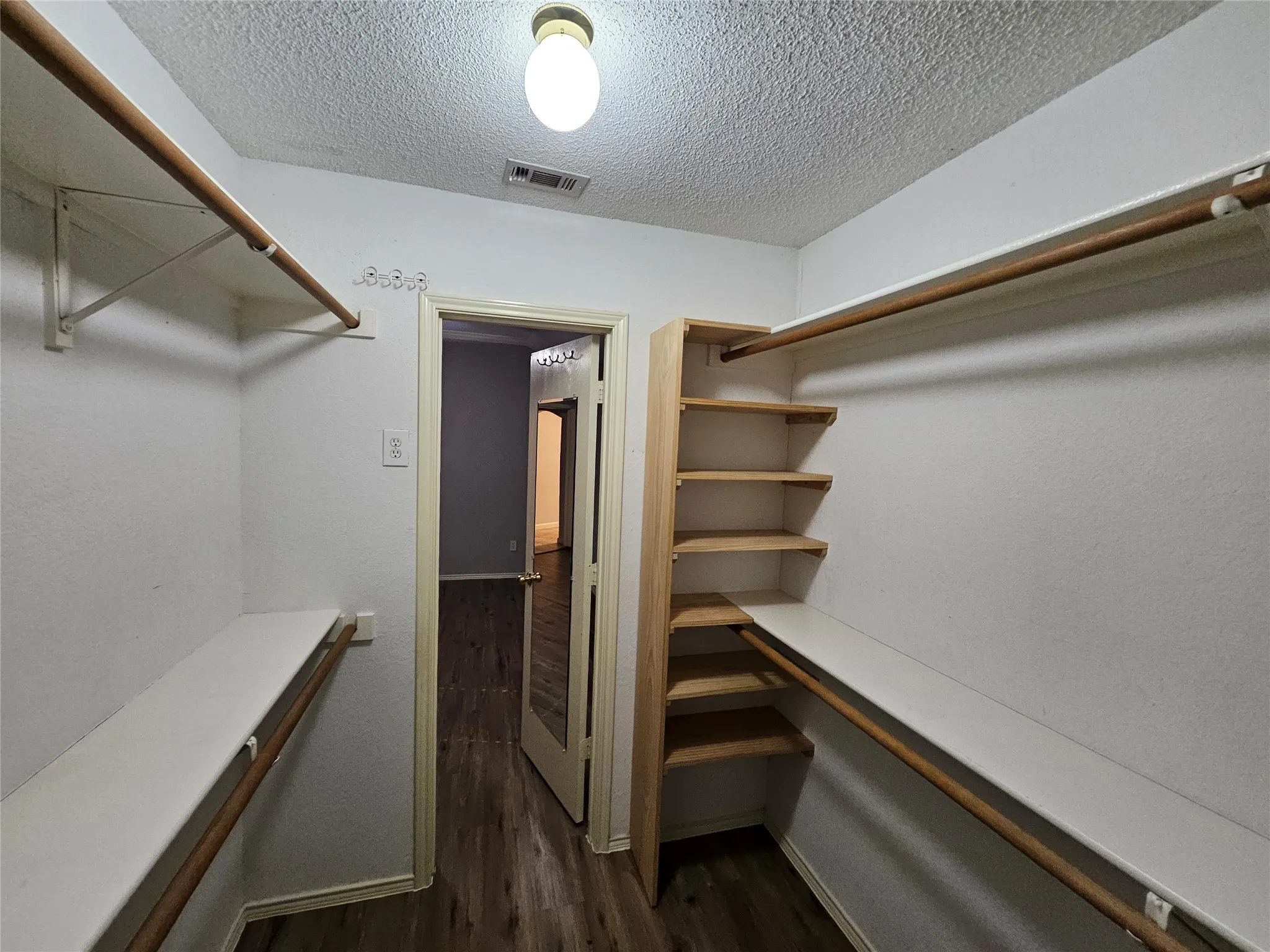 Single Family Residence For Rent in Tarrant County , 1608 Merritt Drive, Mansfield, Texas 76063, 3 Bedroom, 2 Bathroom, 3 Garage spaces, 1,559 Sqft, built in 2000, mls#21365620, Real Estate Agent in Mansfield, Homes For Rent in Tarrant county, Homes For Rent in Mansfield, Realtor in Mansfield Texas, Real Estate Brokerage Independent Realty Texas, Luminita Cordes Realtor