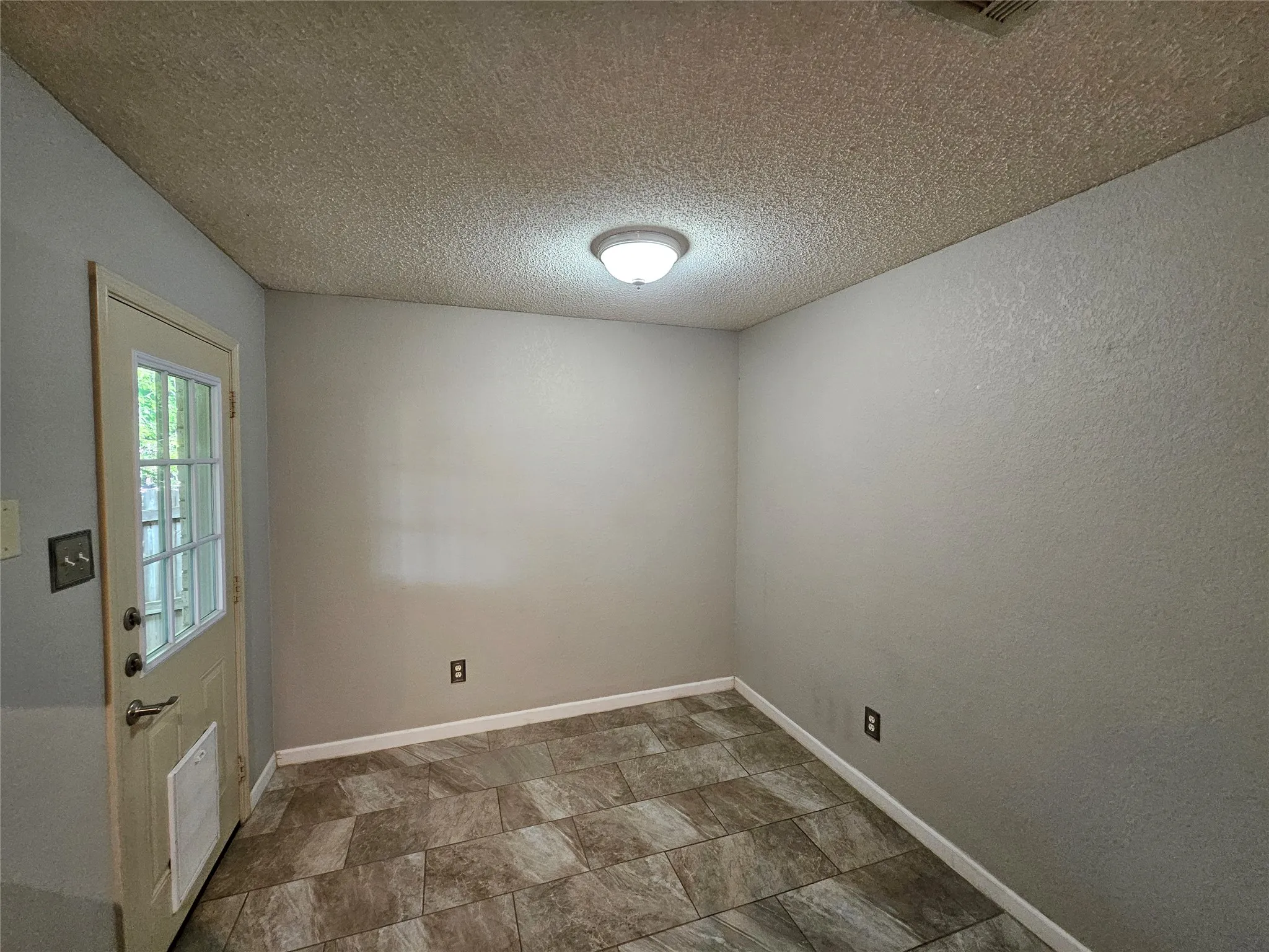 Single Family Residence For Rent in Tarrant County , 1608 Merritt Drive, Mansfield, Texas 76063, 3 Bedroom, 2 Bathroom, 3 Garage spaces, 1,559 Sqft, built in 2000, mls#21365620, Real Estate Agent in Mansfield, Homes For Rent in Tarrant county, Homes For Rent in Mansfield, Realtor in Mansfield Texas, Real Estate Brokerage Independent Realty Texas, Luminita Cordes Realtor