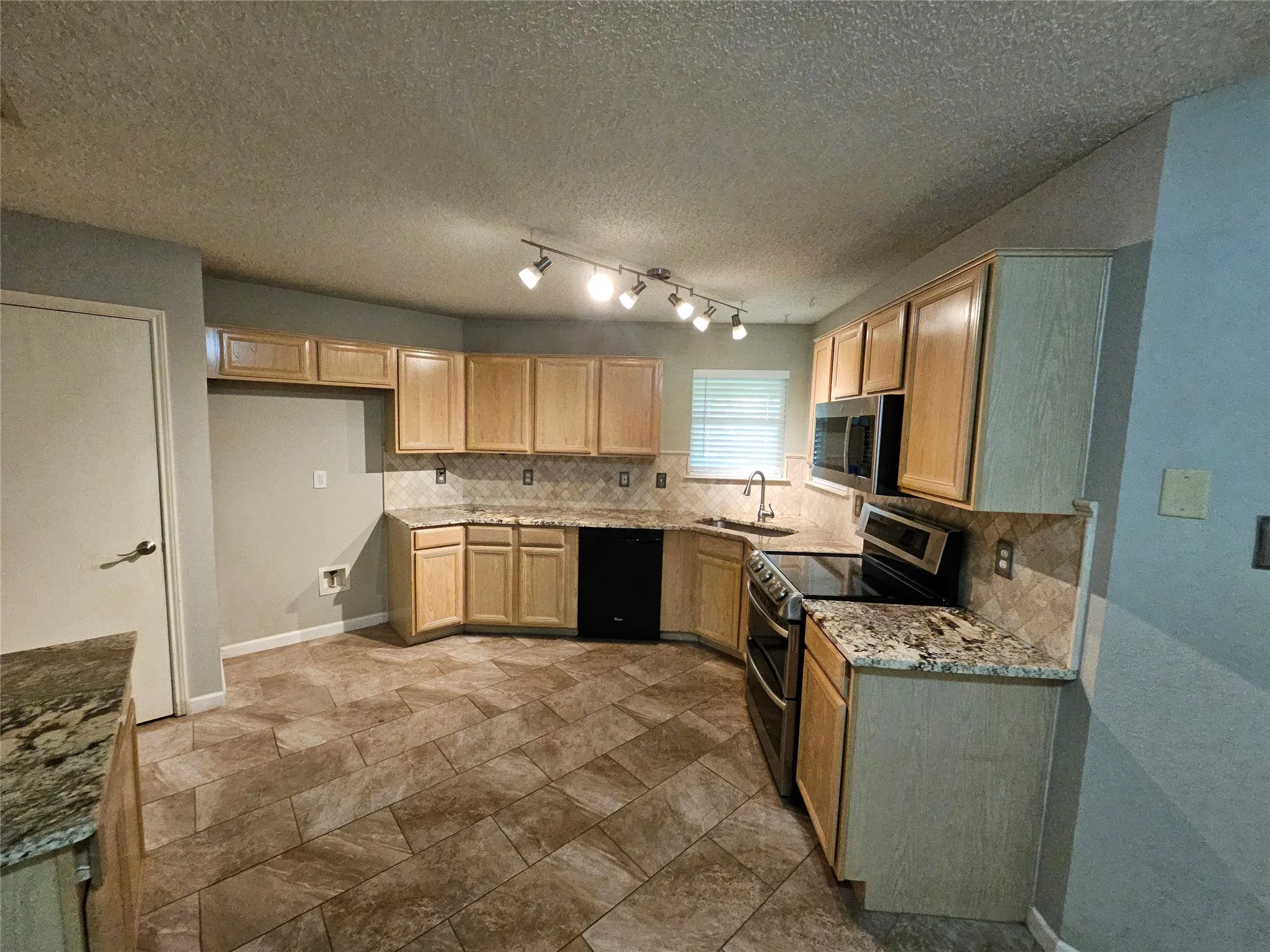 Single Family Residence For Rent in Tarrant County , 1608 Merritt Drive, Mansfield, Texas 76063, 3 Bedroom, 2 Bathroom, 3 Garage spaces, 1,559 Sqft, built in 2000, mls#21365620, Real Estate Agent in Mansfield, Homes For Rent in Tarrant county, Homes For Rent in Mansfield, Realtor in Mansfield Texas, Real Estate Brokerage Independent Realty Texas, Luminita Cordes Realtor