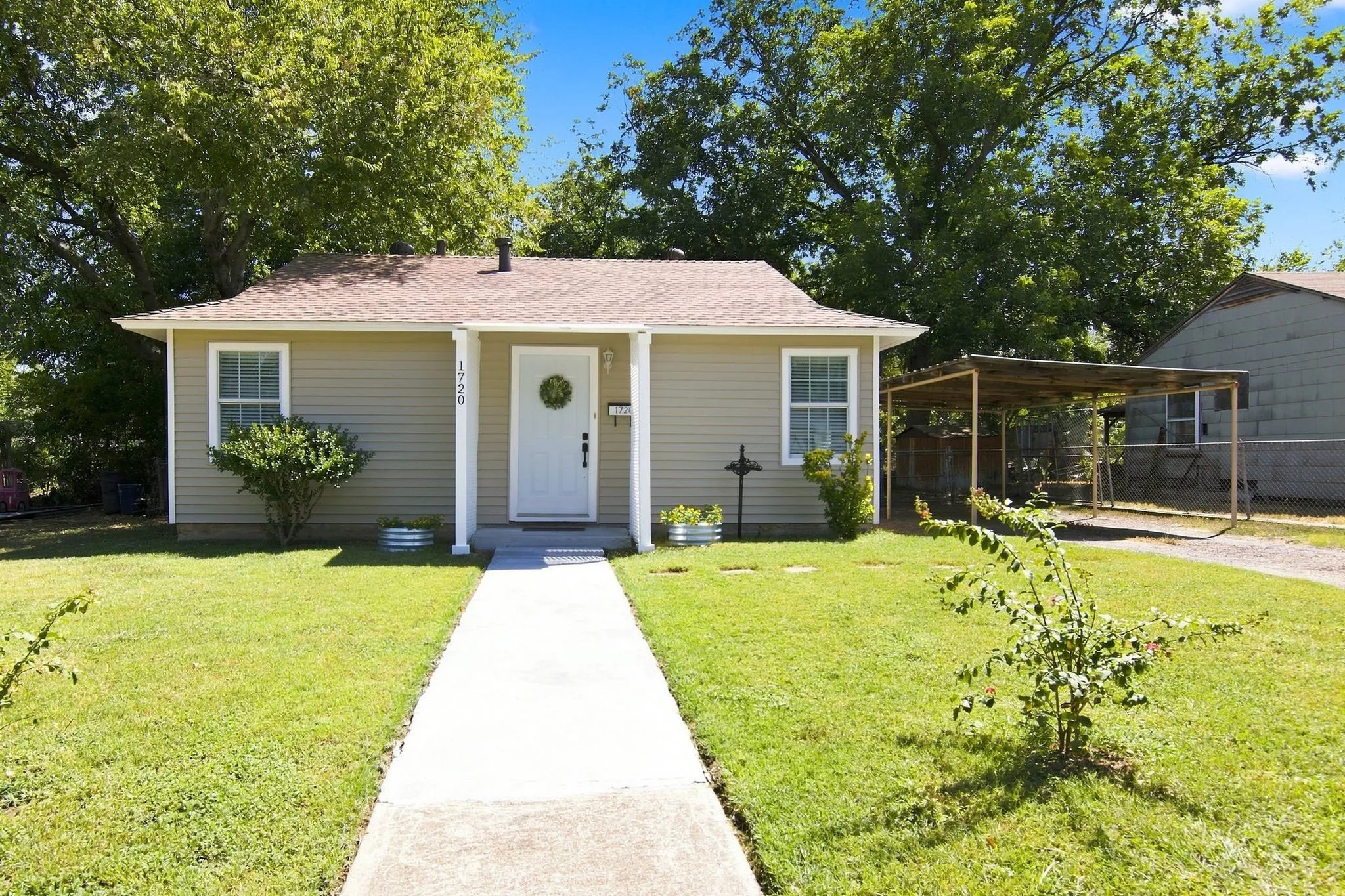 Single Family Residence For Sale in Tarrant County , 1720 Glenn Drive, Blue Mound, Texas 76131, 3 Bedroom, 1 Bathroom, Garage spaces, 816 Sqft, built in 1956, mls#21361517, Real Estate Agent in Blue Mound, Homes For Sale in Tarrant county, Homes For Sale in Blue Mound, Realtor in Blue Mound Texas, Real Estate Brokerage Independent Realty Texas, Luminita Cordes Realtor