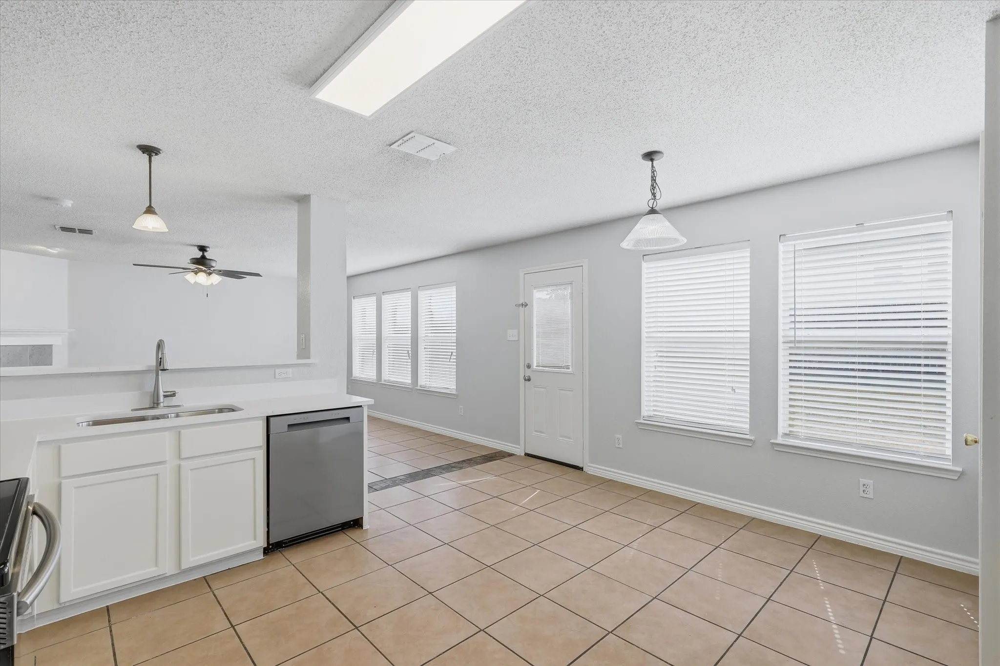 Single Family Residence For Rent in Kaufman County , 527 Tumbleweed Drive, Forney, Texas 75126, 4 Bedroom, 3 Bathroom, 2 Garage spaces, 2,102 Sqft, built in 2002, mls#21365631, Real Estate Agent in Forney, Homes For Rent in Kaufman county, Homes For Rent in Forney, Realtor in Forney Texas, Real Estate Brokerage Independent Realty Texas, Luminita Cordes Realtor