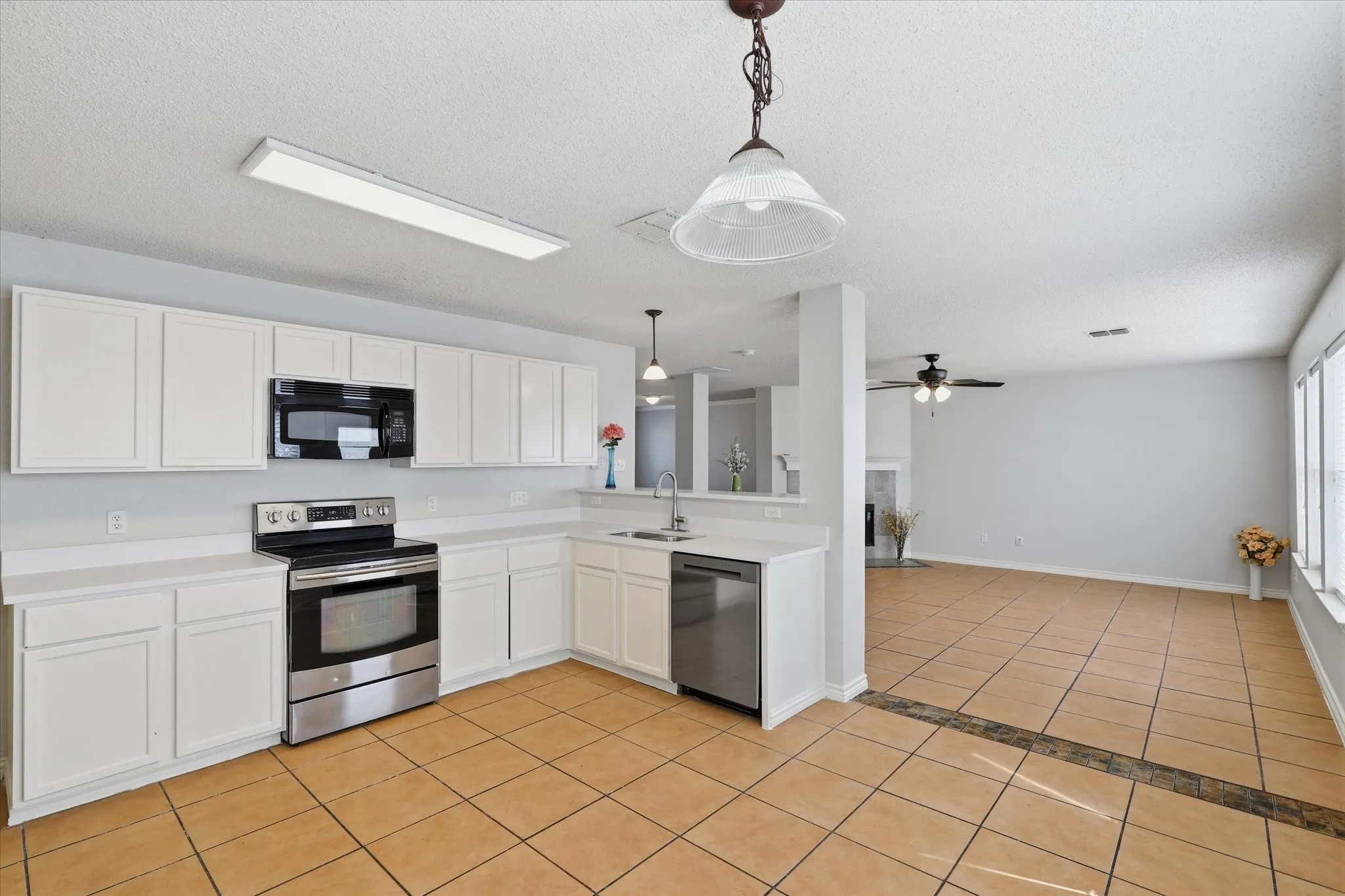 Single Family Residence For Rent in Kaufman County , 527 Tumbleweed Drive, Forney, Texas 75126, 4 Bedroom, 3 Bathroom, 2 Garage spaces, 2,102 Sqft, built in 2002, mls#21365631, Real Estate Agent in Forney, Homes For Rent in Kaufman county, Homes For Rent in Forney, Realtor in Forney Texas, Real Estate Brokerage Independent Realty Texas, Luminita Cordes Realtor
