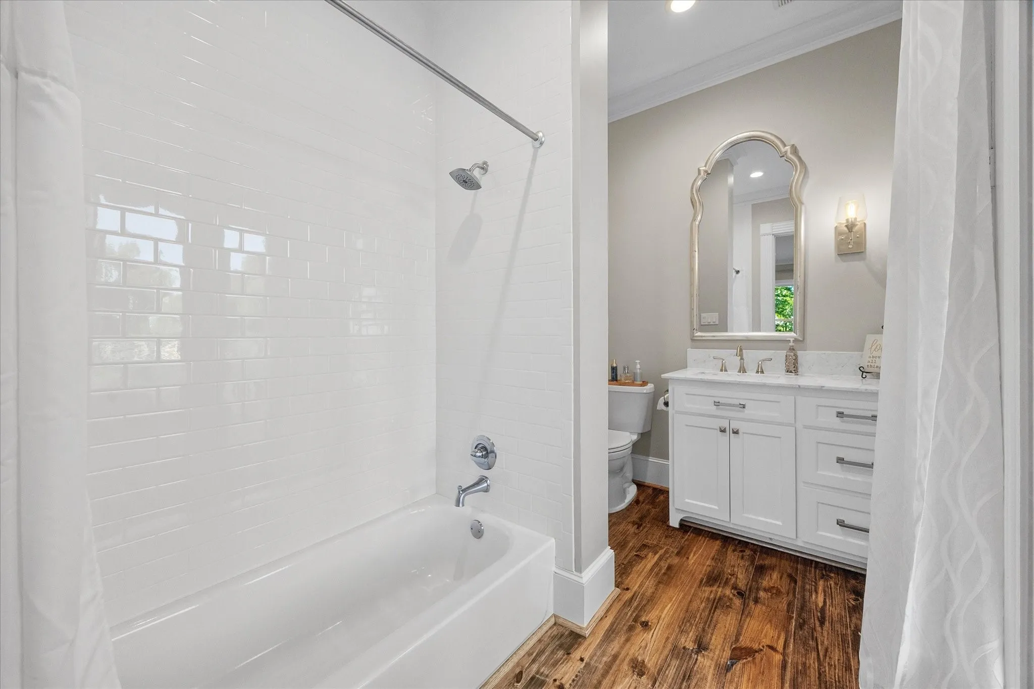 #2Bdrm's bath. ensuite