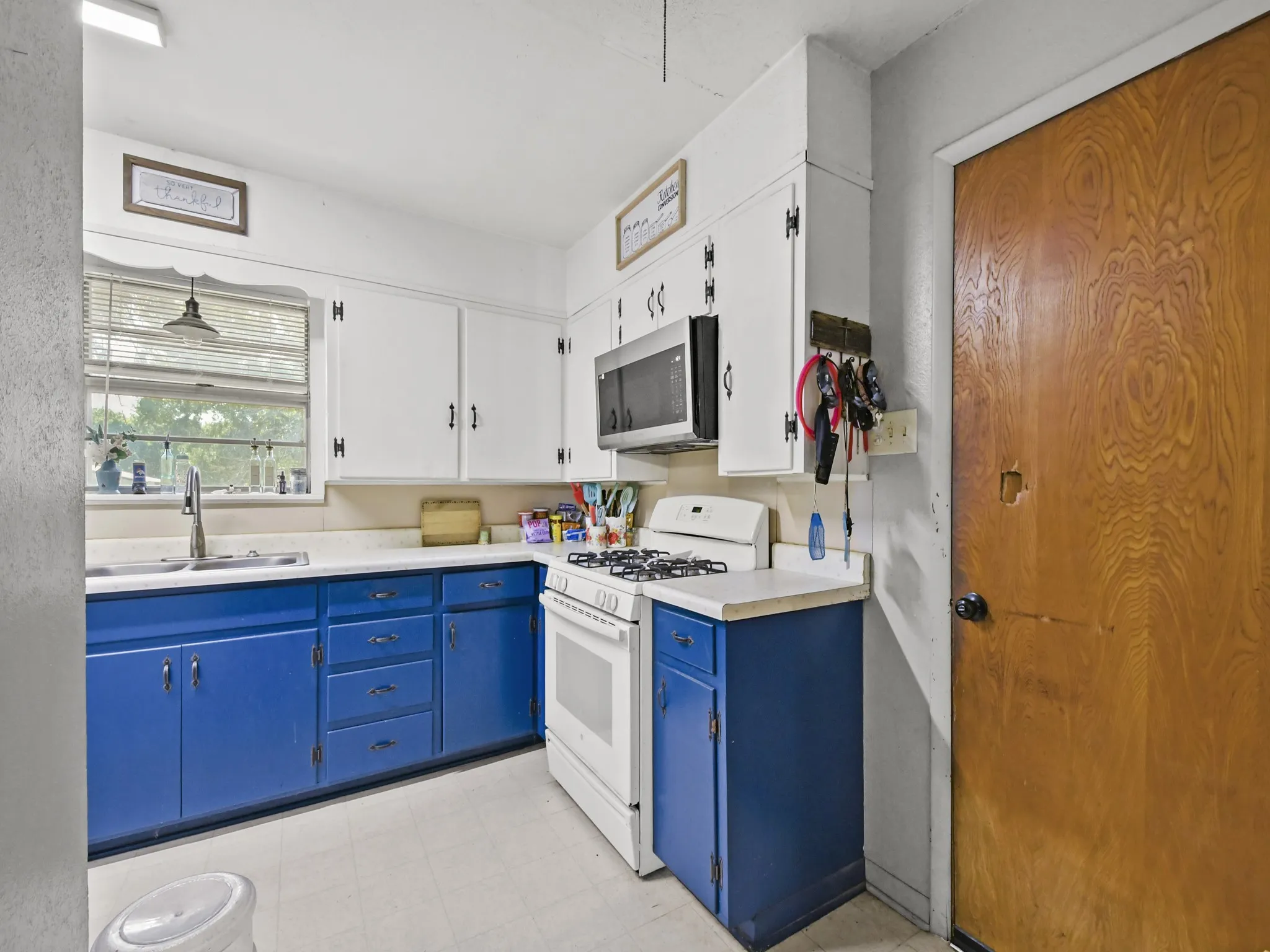 Single Family Residence For Sale in Cooke County , 2045 County Road 113, Whitesboro, Texas 76273, 3 Bedroom, 2 Bathroom, Garage spaces, 1,454 Sqft, built in 1980, mls#21365574, Real Estate Agent in Whitesboro, Homes For Sale in Cooke county, Homes For Sale in Whitesboro, Realtor in Whitesboro Texas, Real Estate Brokerage Independent Realty Texas, Luminita Cordes Realtor