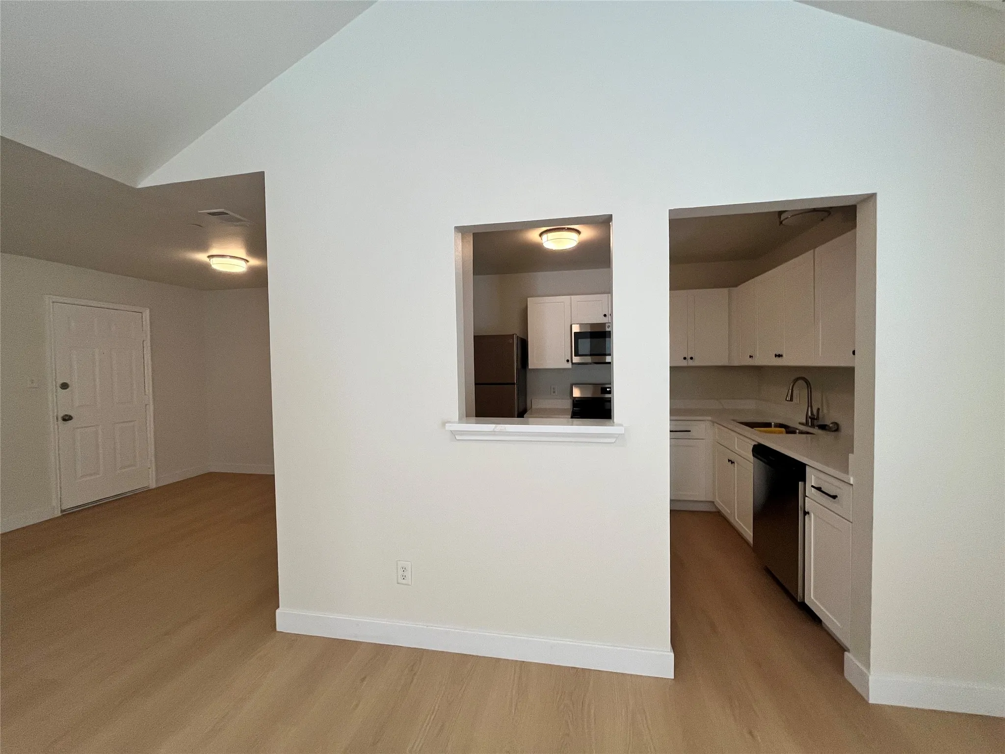 Townhouse For Rent in Dallas County , 1129 Weston Drive, Garland, Texas 75043, 2 Bedroom, 2 Bathroom, 2 Garage spaces, 1,084 Sqft, built in 2007, mls#21365647, Real Estate Agent in Garland, Homes For Rent in Dallas county, Homes For Rent in Garland, Realtor in Garland Texas, Real Estate Brokerage Independent Realty Texas, Luminita Cordes Realtor