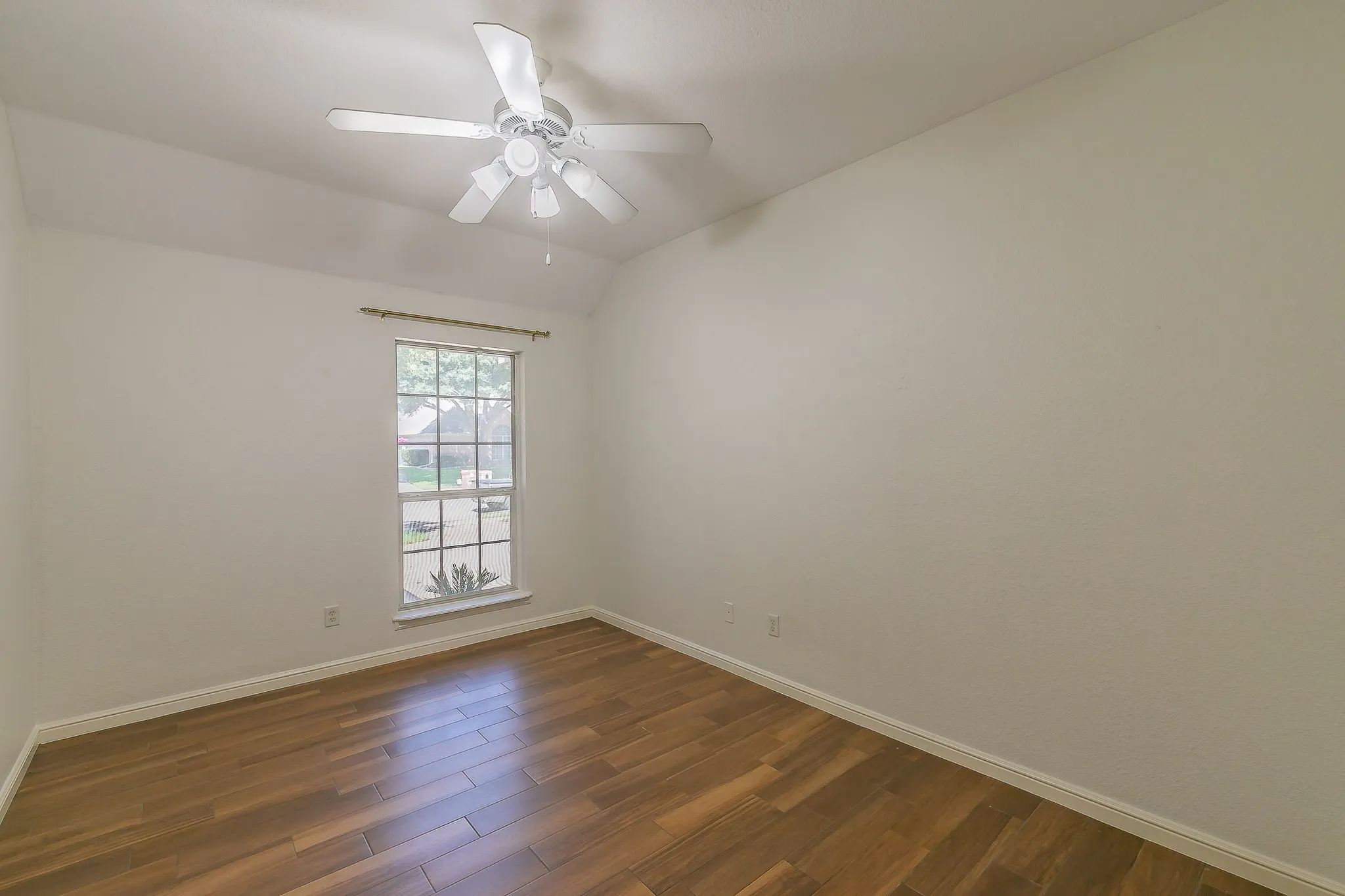 Single Family Residence For Sale in Tarrant County , 5544 Greenview Court, North Richland Hills, Texas 76148, 4 Bedroom, 2 Bathroom, 2 Garage spaces, 2,052 Sqft, built in 2001, mls#21365294, Real Estate Agent in North Richland Hills, Homes For Sale in Tarrant county, Homes For Sale in North Richland Hills, Realtor in North Richland Hills Texas, Real Estate Brokerage Independent Realty Texas, Luminita Cordes Realtor