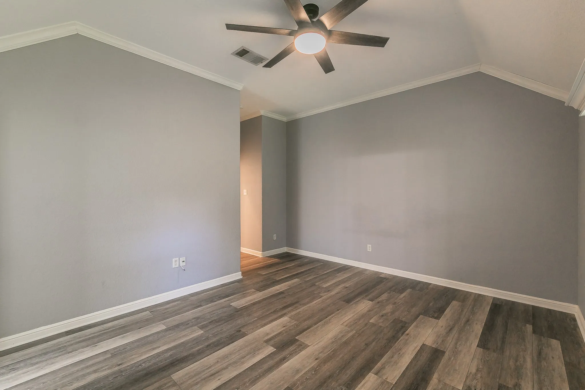 Single Family Residence For Sale in Tarrant County , 5544 Greenview Court, North Richland Hills, Texas 76148, 4 Bedroom, 2 Bathroom, 2 Garage spaces, 2,052 Sqft, built in 2001, mls#21365294, Real Estate Agent in North Richland Hills, Homes For Sale in Tarrant county, Homes For Sale in North Richland Hills, Realtor in North Richland Hills Texas, Real Estate Brokerage Independent Realty Texas, Luminita Cordes Realtor