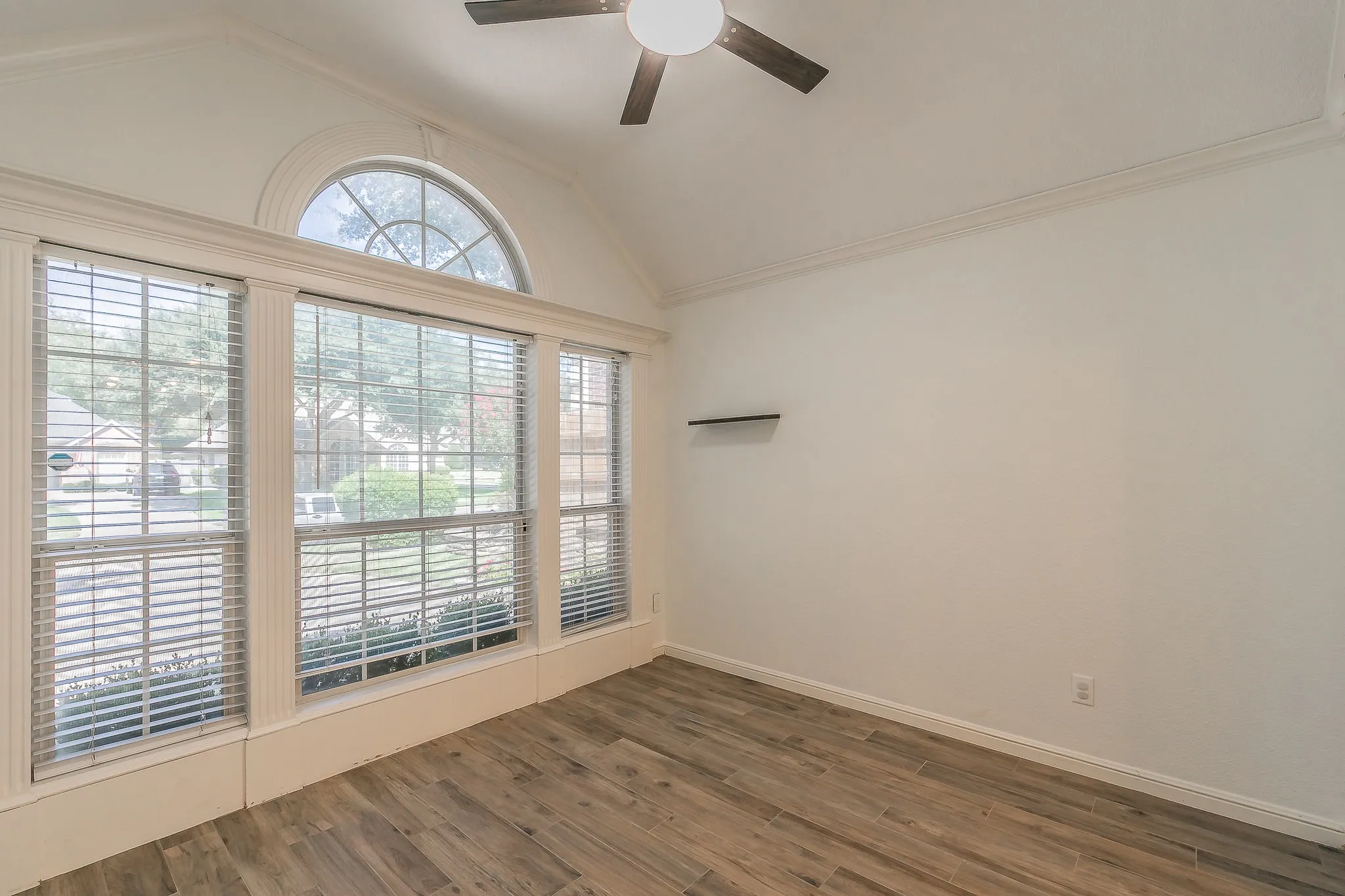 Single Family Residence For Sale in Tarrant County , 5544 Greenview Court, North Richland Hills, Texas 76148, 4 Bedroom, 2 Bathroom, 2 Garage spaces, 2,052 Sqft, built in 2001, mls#21365294, Real Estate Agent in North Richland Hills, Homes For Sale in Tarrant county, Homes For Sale in North Richland Hills, Realtor in North Richland Hills Texas, Real Estate Brokerage Independent Realty Texas, Luminita Cordes Realtor