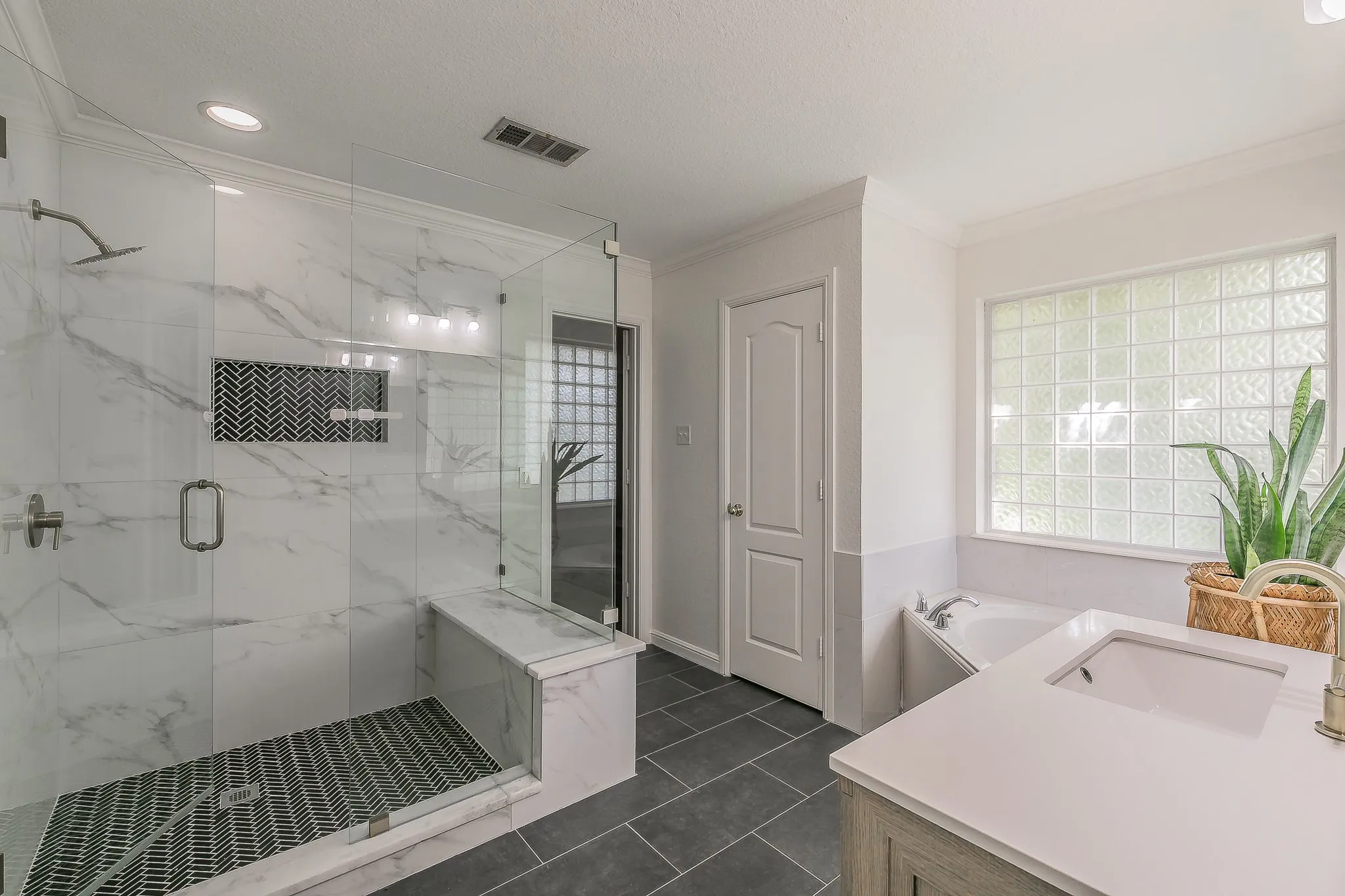 Single Family Residence For Sale in Tarrant County , 5544 Greenview Court, North Richland Hills, Texas 76148, 4 Bedroom, 2 Bathroom, 2 Garage spaces, 2,052 Sqft, built in 2001, mls#21365294, Real Estate Agent in North Richland Hills, Homes For Sale in Tarrant county, Homes For Sale in North Richland Hills, Realtor in North Richland Hills Texas, Real Estate Brokerage Independent Realty Texas, Luminita Cordes Realtor