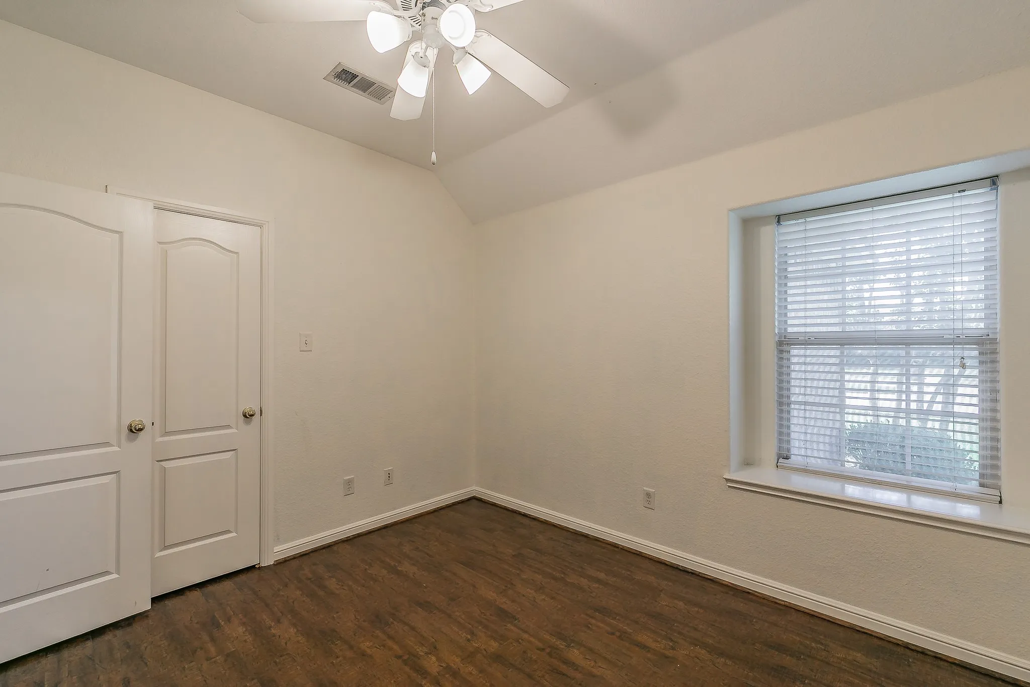 Single Family Residence For Sale in Tarrant County , 5544 Greenview Court, North Richland Hills, Texas 76148, 4 Bedroom, 2 Bathroom, 2 Garage spaces, 2,052 Sqft, built in 2001, mls#21365294, Real Estate Agent in North Richland Hills, Homes For Sale in Tarrant county, Homes For Sale in North Richland Hills, Realtor in North Richland Hills Texas, Real Estate Brokerage Independent Realty Texas, Luminita Cordes Realtor