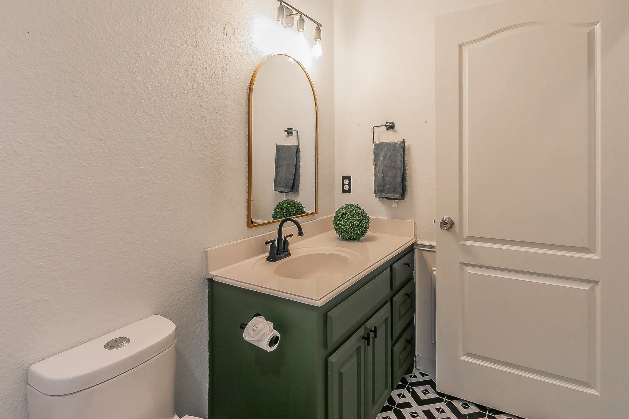 Single Family Residence For Sale in Tarrant County , 5544 Greenview Court, North Richland Hills, Texas 76148, 4 Bedroom, 2 Bathroom, 2 Garage spaces, 2,052 Sqft, built in 2001, mls#21365294, Real Estate Agent in North Richland Hills, Homes For Sale in Tarrant county, Homes For Sale in North Richland Hills, Realtor in North Richland Hills Texas, Real Estate Brokerage Independent Realty Texas, Luminita Cordes Realtor