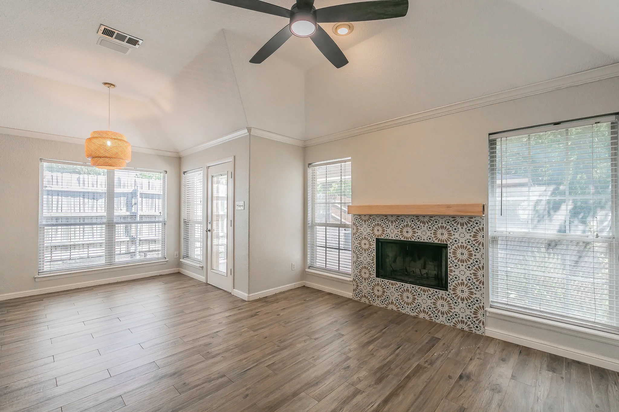 Single Family Residence For Sale in Tarrant County , 5544 Greenview Court, North Richland Hills, Texas 76148, 4 Bedroom, 2 Bathroom, 2 Garage spaces, 2,052 Sqft, built in 2001, mls#21365294, Real Estate Agent in North Richland Hills, Homes For Sale in Tarrant county, Homes For Sale in North Richland Hills, Realtor in North Richland Hills Texas, Real Estate Brokerage Independent Realty Texas, Luminita Cordes Realtor