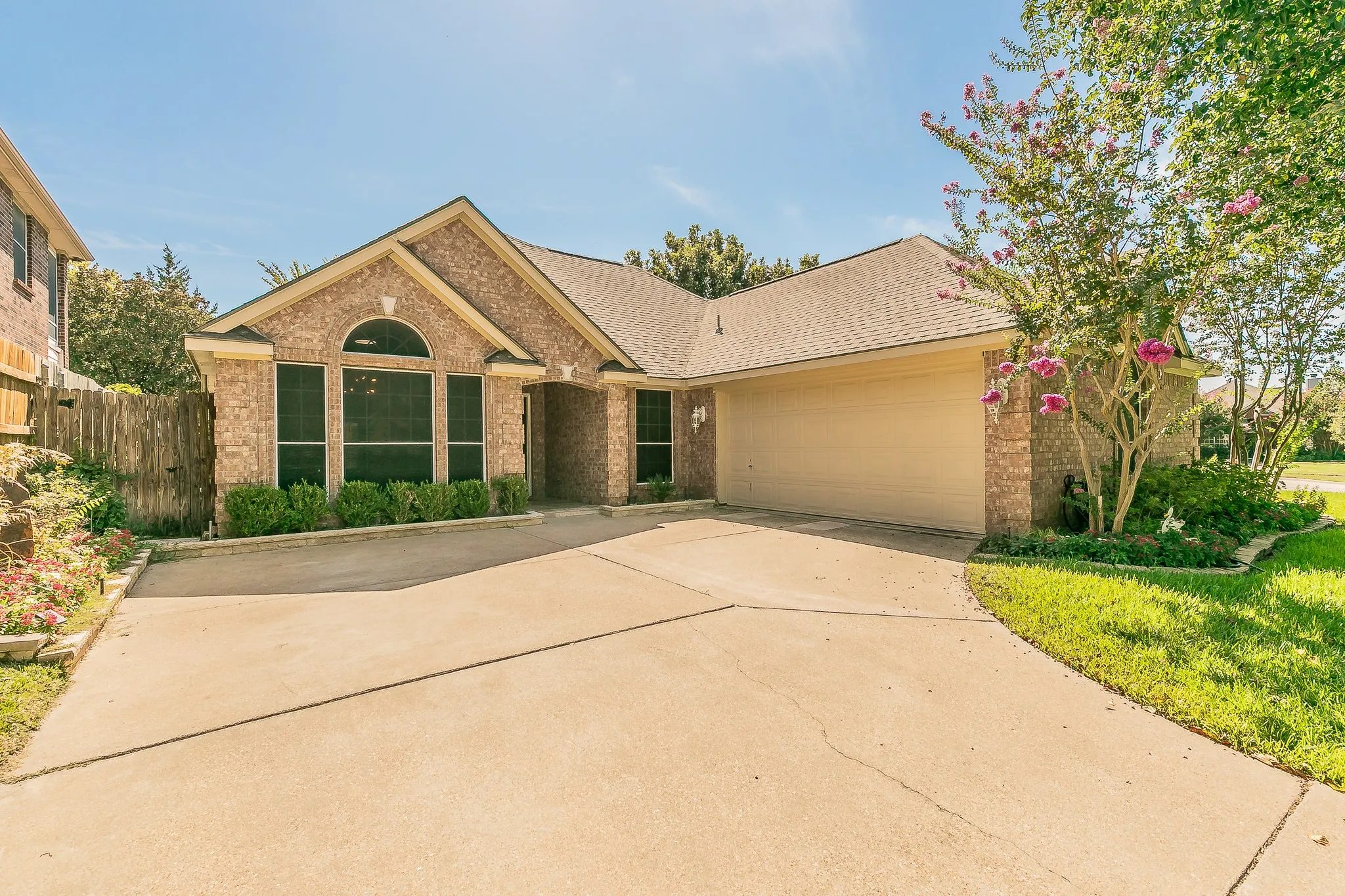 Single Family Residence For Sale in Tarrant County , 5544 Greenview Court, North Richland Hills, Texas 76148, 4 Bedroom, 2 Bathroom, 2 Garage spaces, 2,052 Sqft, built in 2001, mls#21365294, Real Estate Agent in North Richland Hills, Homes For Sale in Tarrant county, Homes For Sale in North Richland Hills, Realtor in North Richland Hills Texas, Real Estate Brokerage Independent Realty Texas, Luminita Cordes Realtor