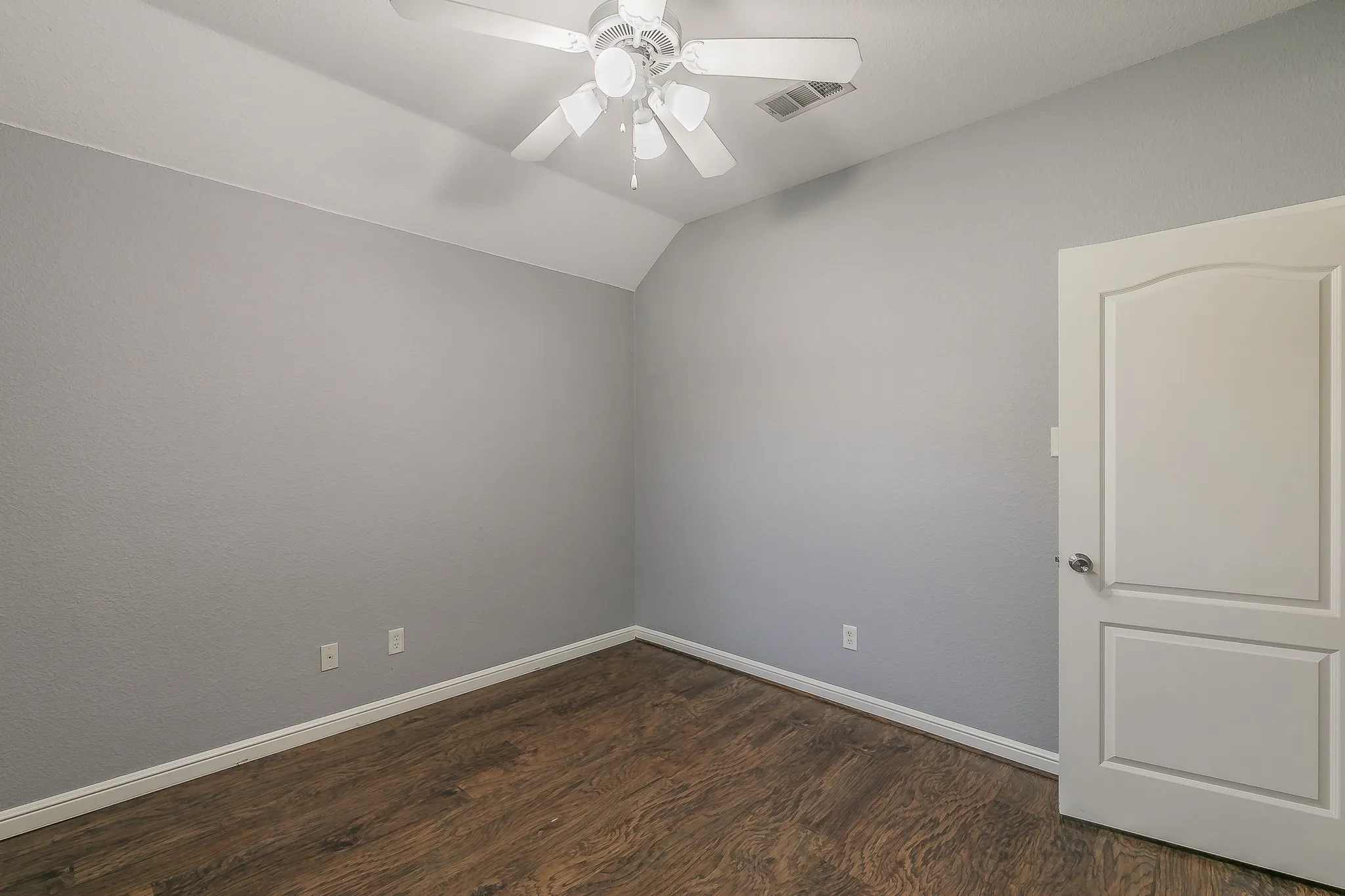 Single Family Residence For Sale in Tarrant County , 5544 Greenview Court, North Richland Hills, Texas 76148, 4 Bedroom, 2 Bathroom, 2 Garage spaces, 2,052 Sqft, built in 2001, mls#21365294, Real Estate Agent in North Richland Hills, Homes For Sale in Tarrant county, Homes For Sale in North Richland Hills, Realtor in North Richland Hills Texas, Real Estate Brokerage Independent Realty Texas, Luminita Cordes Realtor