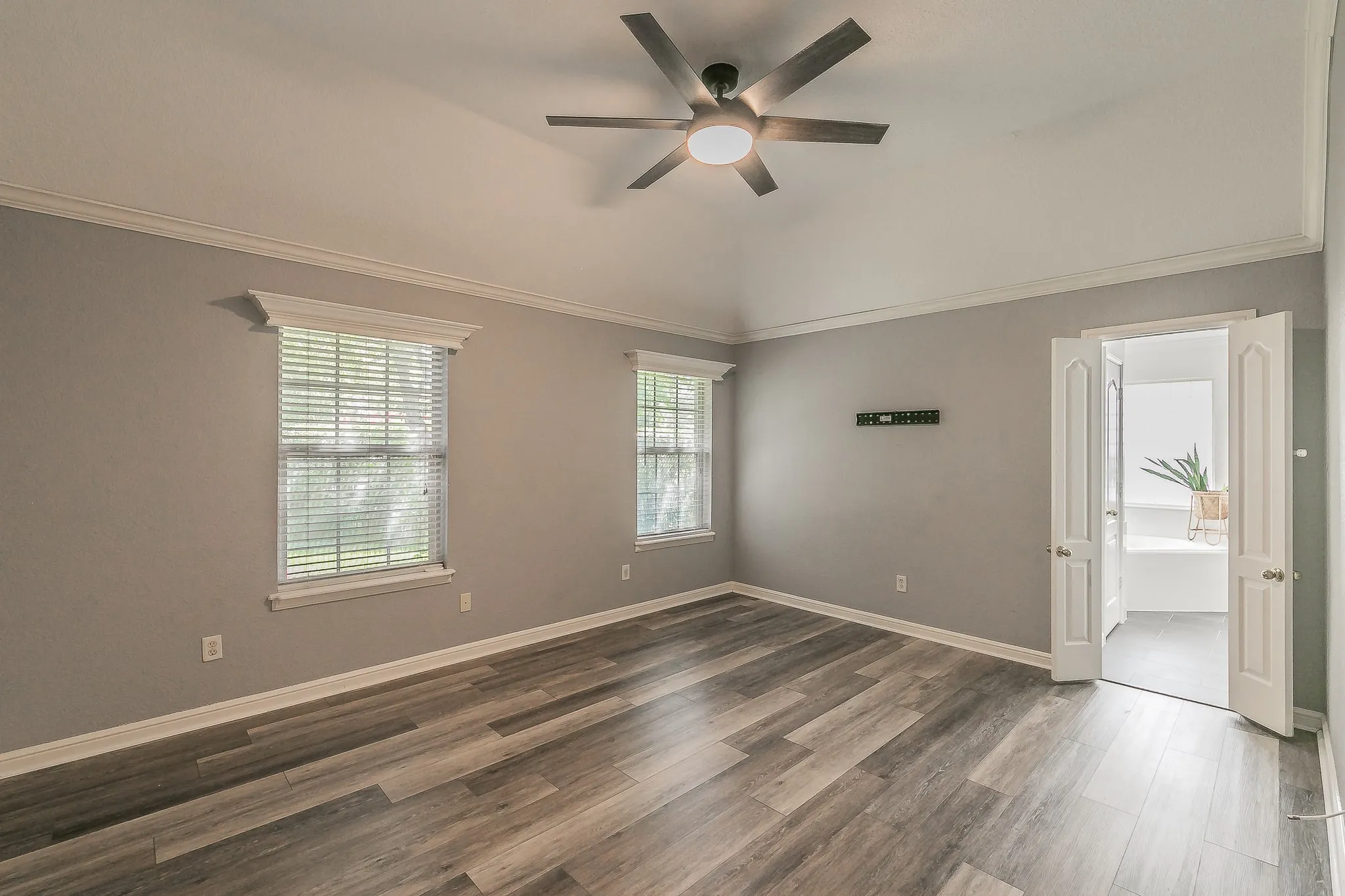 Single Family Residence For Sale in Tarrant County , 5544 Greenview Court, North Richland Hills, Texas 76148, 4 Bedroom, 2 Bathroom, 2 Garage spaces, 2,052 Sqft, built in 2001, mls#21365294, Real Estate Agent in North Richland Hills, Homes For Sale in Tarrant county, Homes For Sale in North Richland Hills, Realtor in North Richland Hills Texas, Real Estate Brokerage Independent Realty Texas, Luminita Cordes Realtor
