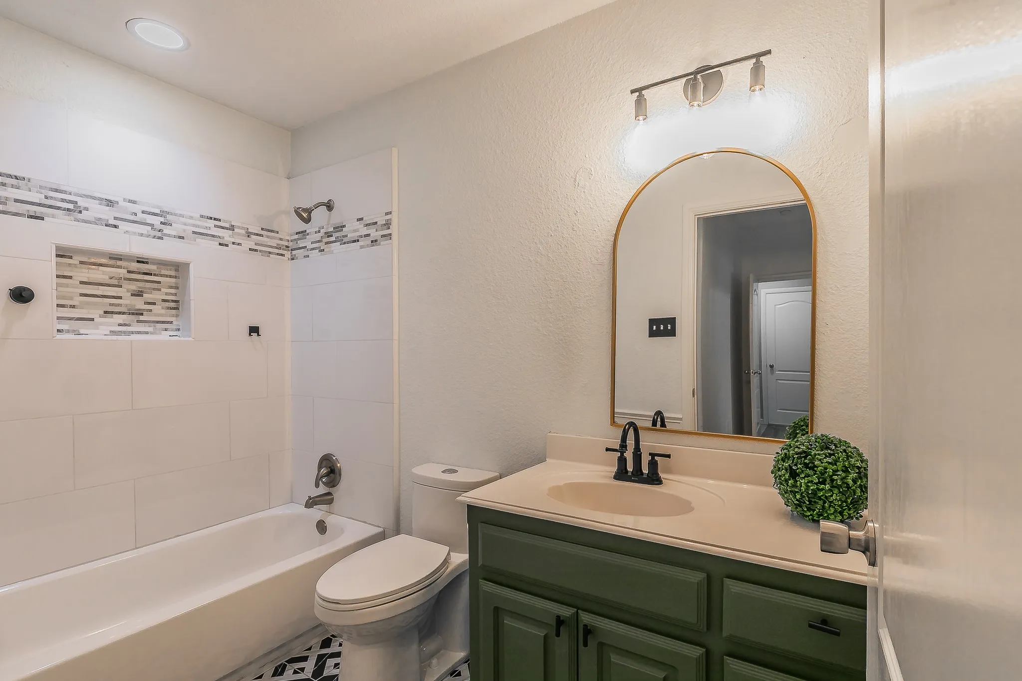 Single Family Residence For Sale in Tarrant County , 5544 Greenview Court, North Richland Hills, Texas 76148, 4 Bedroom, 2 Bathroom, 2 Garage spaces, 2,052 Sqft, built in 2001, mls#21365294, Real Estate Agent in North Richland Hills, Homes For Sale in Tarrant county, Homes For Sale in North Richland Hills, Realtor in North Richland Hills Texas, Real Estate Brokerage Independent Realty Texas, Luminita Cordes Realtor