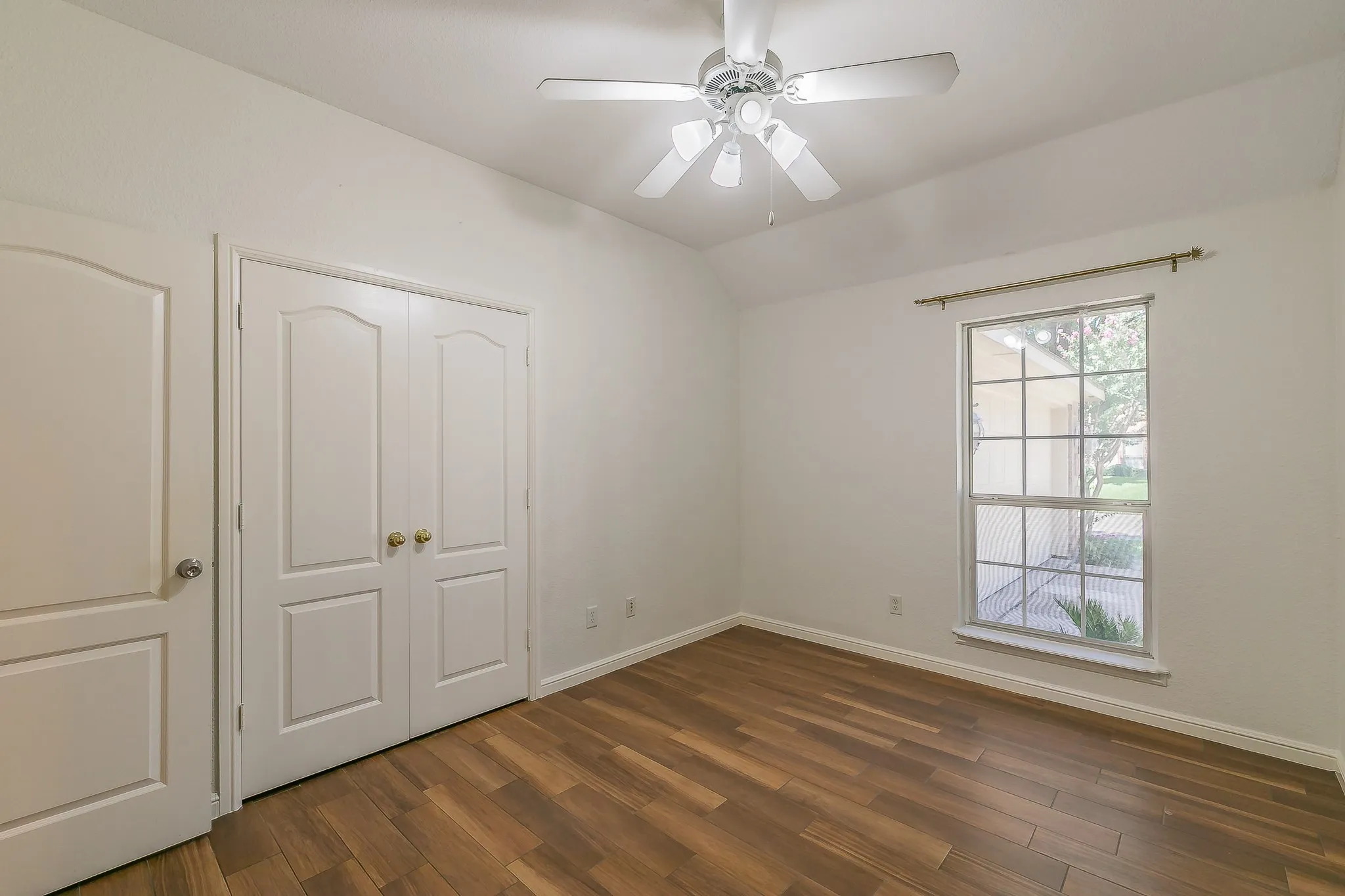 Single Family Residence For Sale in Tarrant County , 5544 Greenview Court, North Richland Hills, Texas 76148, 4 Bedroom, 2 Bathroom, 2 Garage spaces, 2,052 Sqft, built in 2001, mls#21365294, Real Estate Agent in North Richland Hills, Homes For Sale in Tarrant county, Homes For Sale in North Richland Hills, Realtor in North Richland Hills Texas, Real Estate Brokerage Independent Realty Texas, Luminita Cordes Realtor