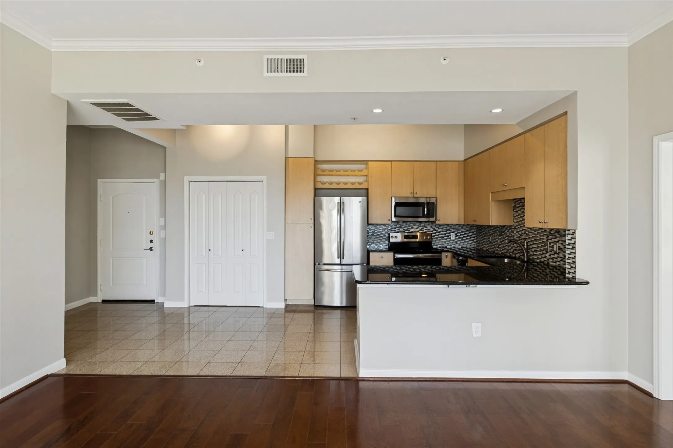 Condominium For Rent in Dallas County , 3225 Turtle Creek Boulevard 1111, Dallas, Texas 75219, 2 Bedroom, 2 Bathroom, 2 Garage spaces, 1,254 Sqft, built in 1998, mls#21364170, Real Estate Agent in Dallas, Homes For Rent in Dallas county, Homes For Rent in Dallas, Realtor in Dallas Texas, Real Estate Brokerage Independent Realty Texas, Luminita Cordes Realtor