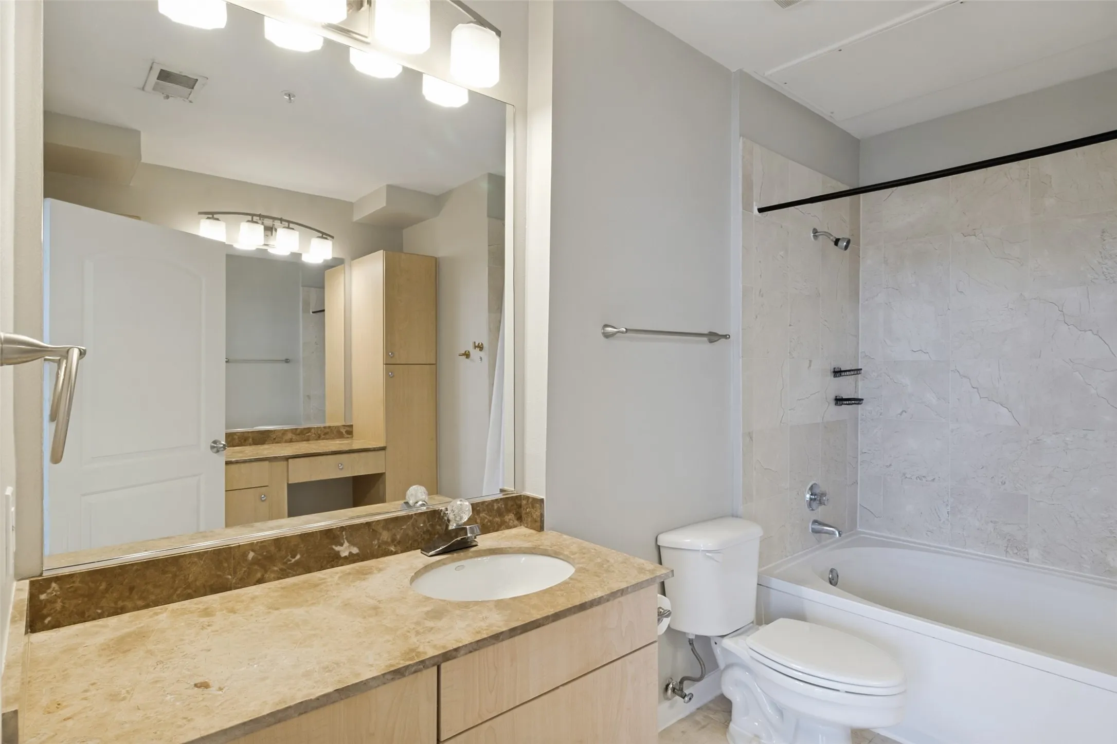 Condominium For Rent in Dallas County , 3225 Turtle Creek Boulevard 1111, Dallas, Texas 75219, 2 Bedroom, 2 Bathroom, 2 Garage spaces, 1,254 Sqft, built in 1998, mls#21364170, Real Estate Agent in Dallas, Homes For Rent in Dallas county, Homes For Rent in Dallas, Realtor in Dallas Texas, Real Estate Brokerage Independent Realty Texas, Luminita Cordes Realtor