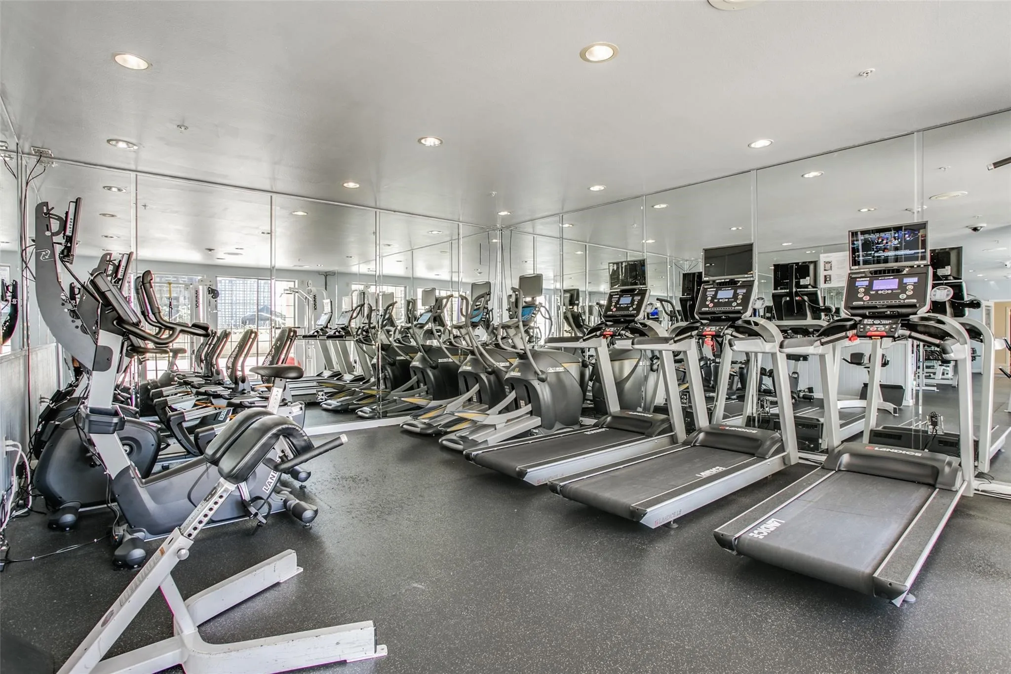 Condominium For Rent in Dallas County , 3225 Turtle Creek Boulevard 1111, Dallas, Texas 75219, 2 Bedroom, 2 Bathroom, 2 Garage spaces, 1,254 Sqft, built in 1998, mls#21364170, Real Estate Agent in Dallas, Homes For Rent in Dallas county, Homes For Rent in Dallas, Realtor in Dallas Texas, Real Estate Brokerage Independent Realty Texas, Luminita Cordes Realtor