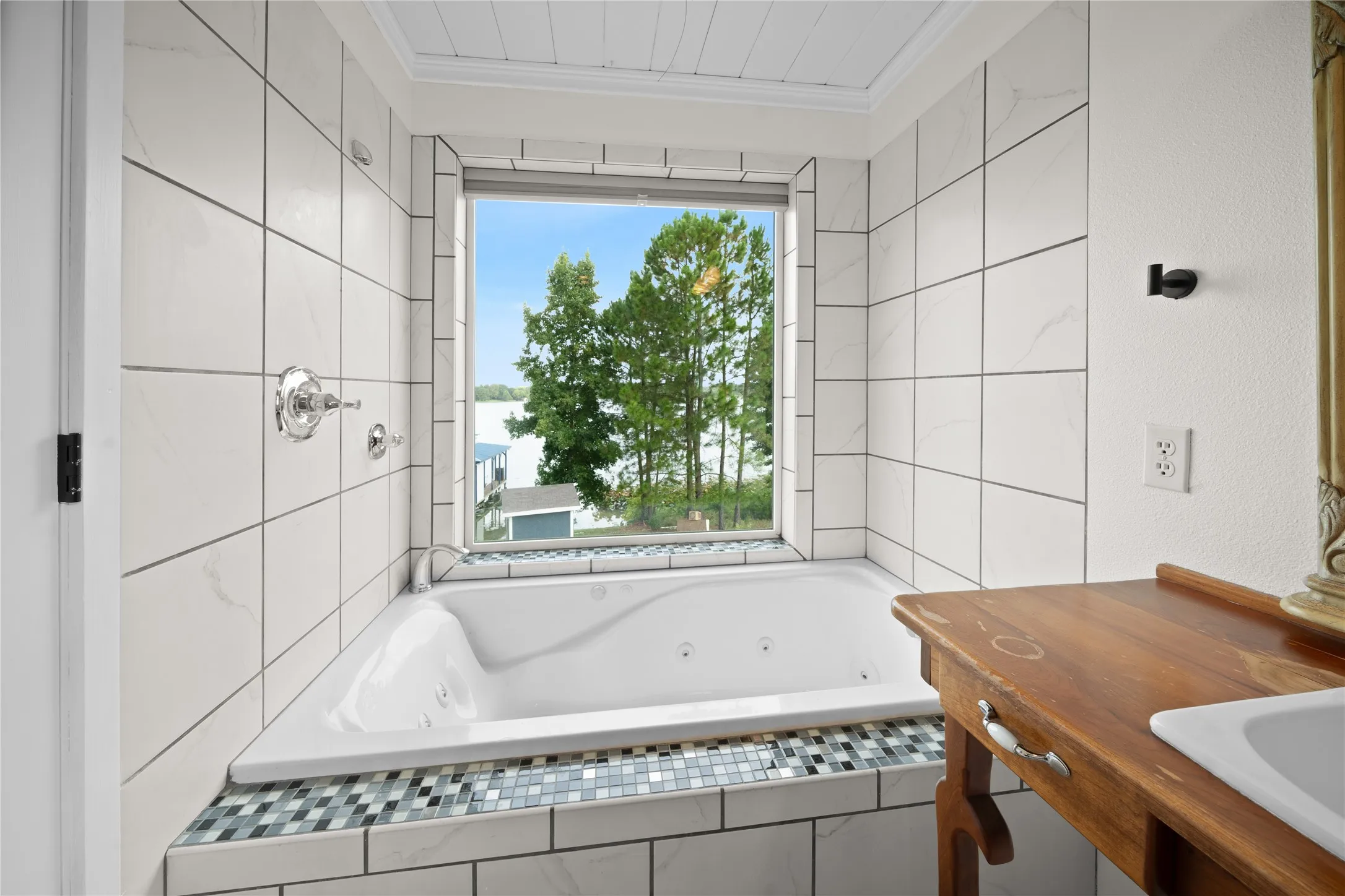 Single Family Residence For Sale in Henderson County , 7581 E Lake Drive, Murchison, Texas 75778, 4 Bedroom, 2 Bathroom, 2 Garage spaces, 2,380 Sqft, built in 2013, mls#21363898, Real Estate Agent in Murchison, Homes For Sale in Henderson county, Homes For Sale in Murchison, Realtor in Murchison Texas, Real Estate Brokerage Independent Realty Texas, Luminita Cordes Realtor