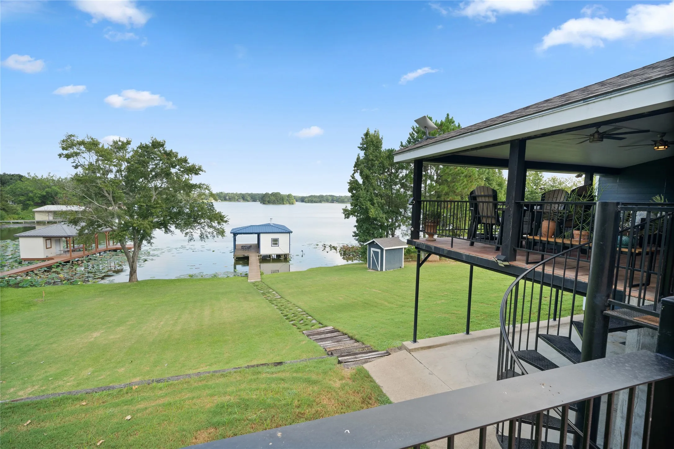 Single Family Residence For Sale in Henderson County , 7581 E Lake Drive, Murchison, Texas 75778, 4 Bedroom, 2 Bathroom, 2 Garage spaces, 2,380 Sqft, built in 2013, mls#21363898, Real Estate Agent in Murchison, Homes For Sale in Henderson county, Homes For Sale in Murchison, Realtor in Murchison Texas, Real Estate Brokerage Independent Realty Texas, Luminita Cordes Realtor
