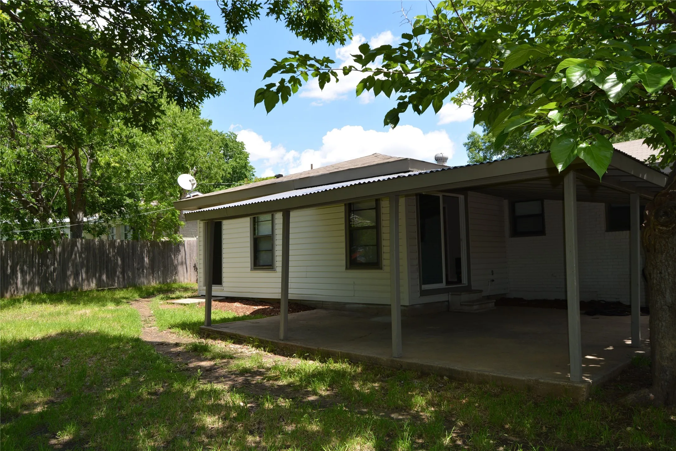 Single Family Residence For Rent in Tarrant County , 4117 Carma Drive, North Richland Hills, Texas 76180, 3 Bedroom, 2 Bathroom, 2 Garage spaces, 1,592 Sqft, built in 1955, mls#21365662, Real Estate Agent in North Richland Hills, Homes For Rent in Tarrant county, Homes For Rent in North Richland Hills, Realtor in North Richland Hills Texas, Real Estate Brokerage Independent Realty Texas, Luminita Cordes Realtor