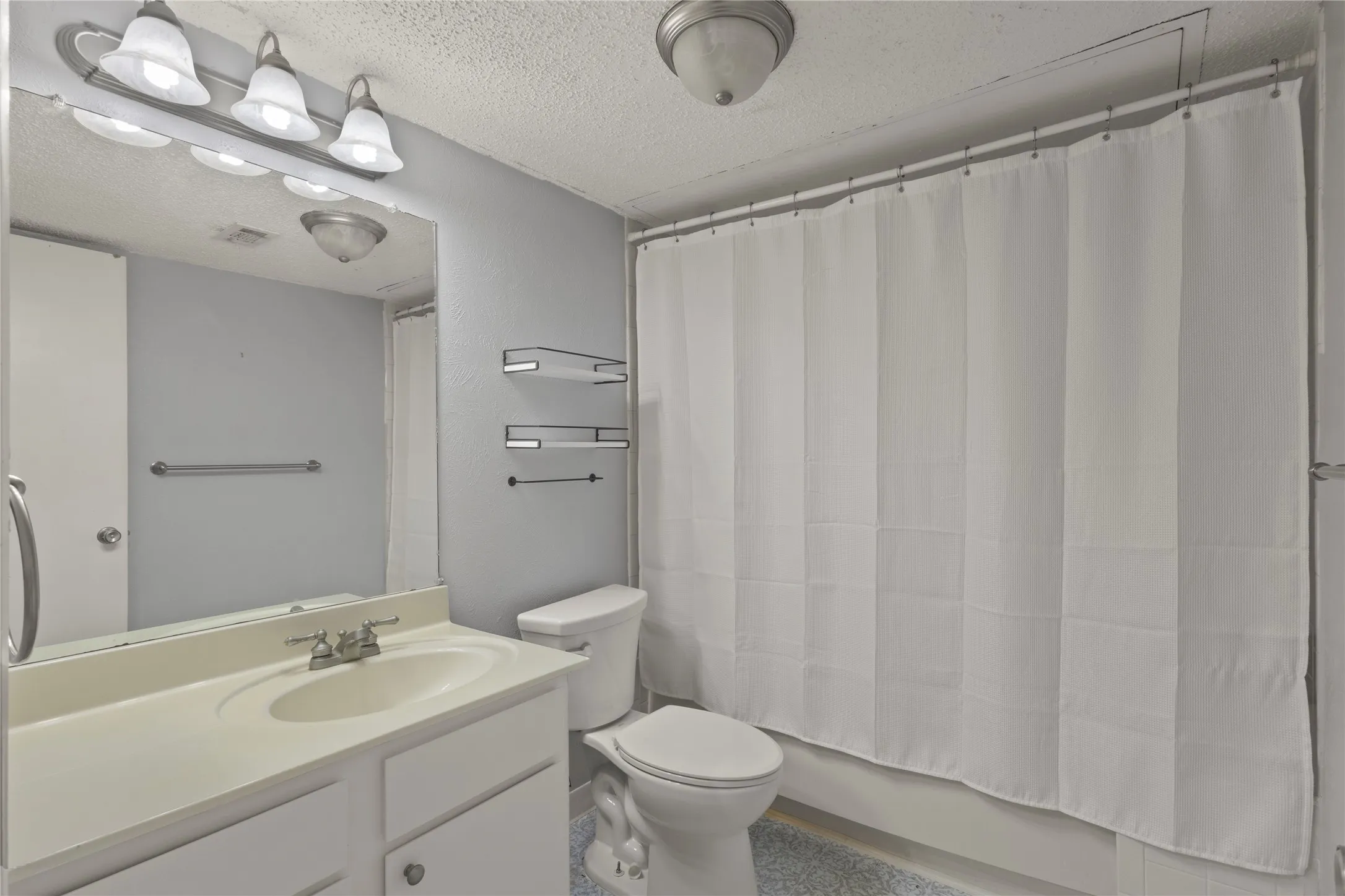 Condominium For Sale in Dallas County , 10650 Steppington Drive 211, Dallas, Texas 75230, 2 Bedroom, 2 Bathroom, Garage spaces, 1,197 Sqft, built in 1979, mls#21365668, Real Estate Agent in Dallas, Homes For Sale in Dallas county, Homes For Sale in Dallas, Realtor in Dallas Texas, Real Estate Brokerage Independent Realty Texas, Luminita Cordes Realtor