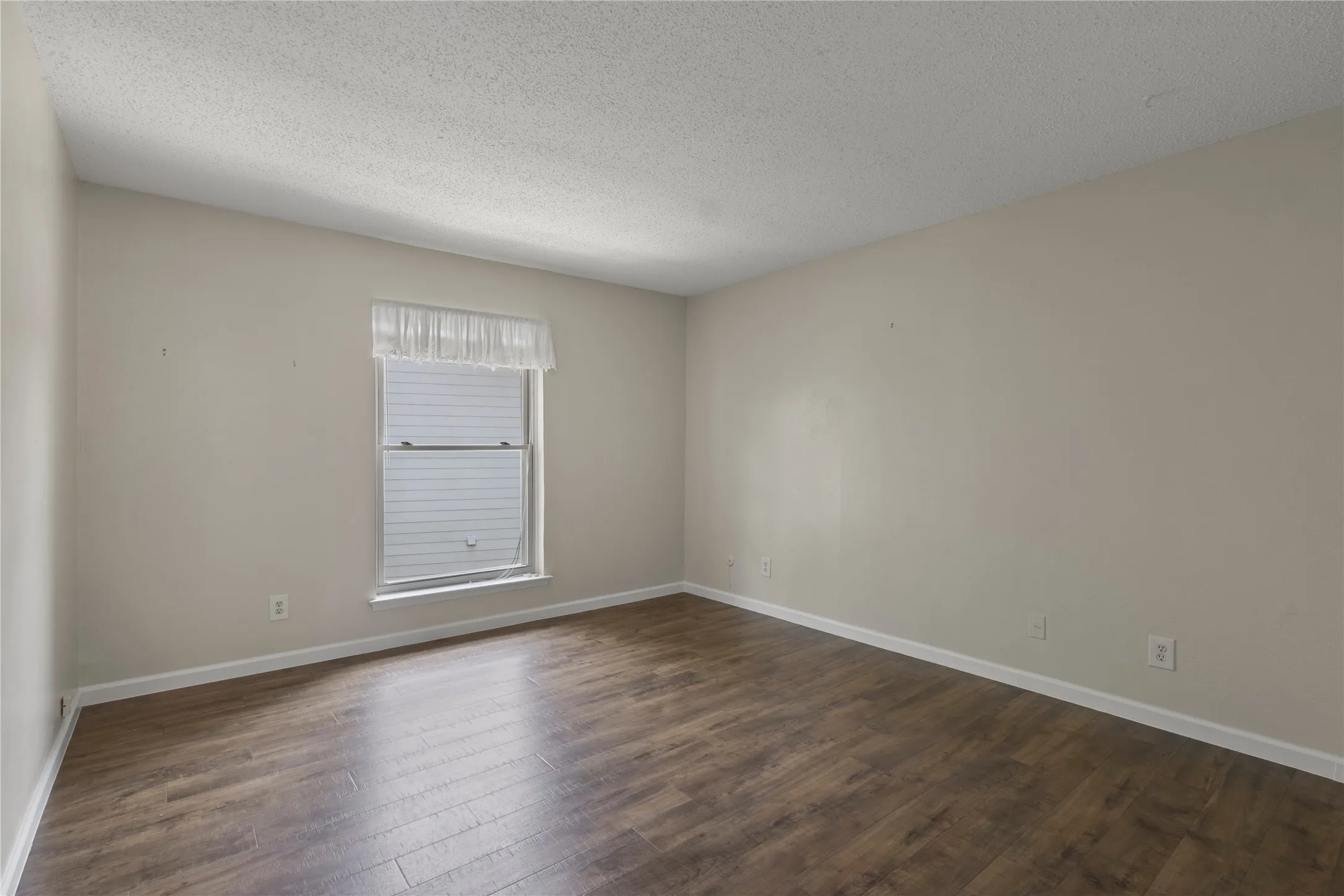 Condominium For Sale in Dallas County , 10650 Steppington Drive 211, Dallas, Texas 75230, 2 Bedroom, 2 Bathroom, Garage spaces, 1,197 Sqft, built in 1979, mls#21365668, Real Estate Agent in Dallas, Homes For Sale in Dallas county, Homes For Sale in Dallas, Realtor in Dallas Texas, Real Estate Brokerage Independent Realty Texas, Luminita Cordes Realtor