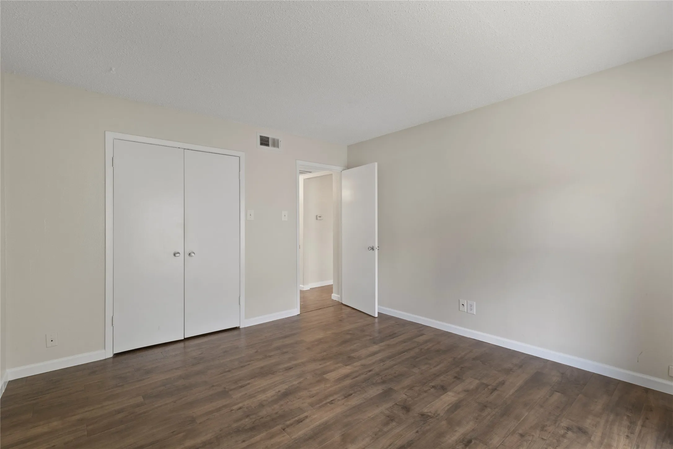Condominium For Sale in Dallas County , 10650 Steppington Drive 211, Dallas, Texas 75230, 2 Bedroom, 2 Bathroom, Garage spaces, 1,197 Sqft, built in 1979, mls#21365668, Real Estate Agent in Dallas, Homes For Sale in Dallas county, Homes For Sale in Dallas, Realtor in Dallas Texas, Real Estate Brokerage Independent Realty Texas, Luminita Cordes Realtor