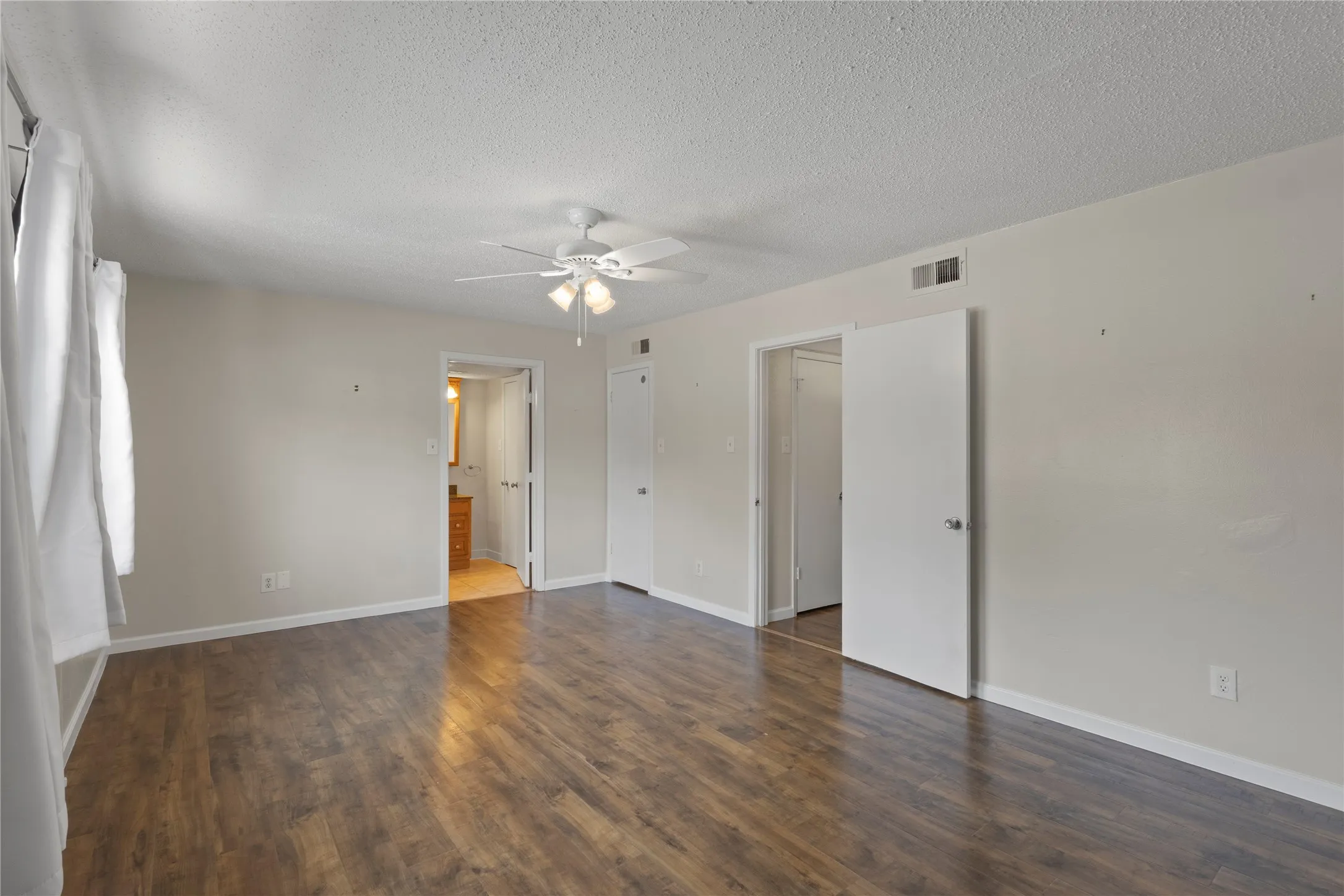 Condominium For Sale in Dallas County , 10650 Steppington Drive 211, Dallas, Texas 75230, 2 Bedroom, 2 Bathroom, Garage spaces, 1,197 Sqft, built in 1979, mls#21365668, Real Estate Agent in Dallas, Homes For Sale in Dallas county, Homes For Sale in Dallas, Realtor in Dallas Texas, Real Estate Brokerage Independent Realty Texas, Luminita Cordes Realtor
