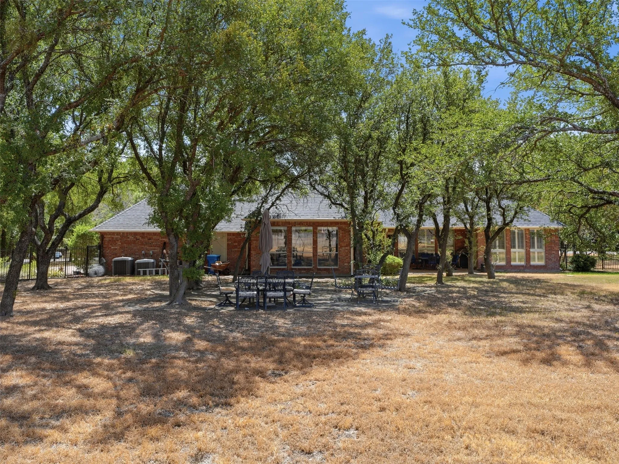 Single Family Residence For Sale in Parker County , 156 S Fork Drive, Hudson Oaks, Texas 76087, 3 Bedroom, 3 Bathroom, 3 Garage spaces, 2,617 Sqft, built in 1993, mls#21363756, Real Estate Agent in Hudson Oaks, Homes For Sale in Parker county, Homes For Sale in Hudson Oaks, Realtor in Hudson Oaks Texas, Real Estate Brokerage Independent Realty Texas, Luminita Cordes Realtor