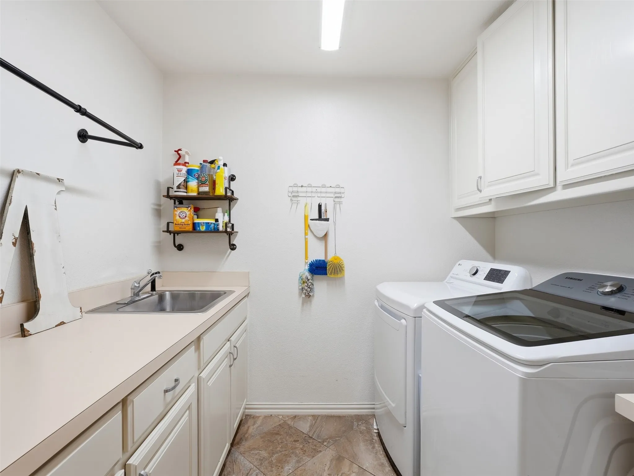 Single Family Residence For Sale in Parker County , 156 S Fork Drive, Hudson Oaks, Texas 76087, 3 Bedroom, 3 Bathroom, 3 Garage spaces, 2,617 Sqft, built in 1993, mls#21363756, Real Estate Agent in Hudson Oaks, Homes For Sale in Parker county, Homes For Sale in Hudson Oaks, Realtor in Hudson Oaks Texas, Real Estate Brokerage Independent Realty Texas, Luminita Cordes Realtor