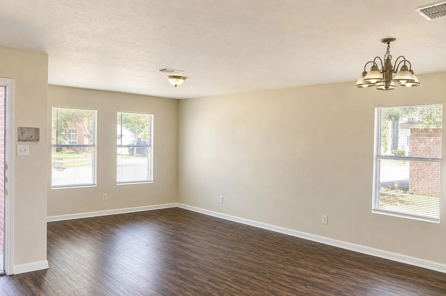 Single Family Residence For Sale in Dallas County , 2805 Hillside Drive, Mesquite, Texas 75149, 5 Bedroom, 3 Bathroom, 2 Garage spaces, 2,702 Sqft, built in 2000, mls#21365688, Real Estate Agent in Mesquite, Homes For Sale in Dallas county, Homes For Sale in Mesquite, Realtor in Mesquite Texas, Real Estate Brokerage Independent Realty Texas, Luminita Cordes Realtor