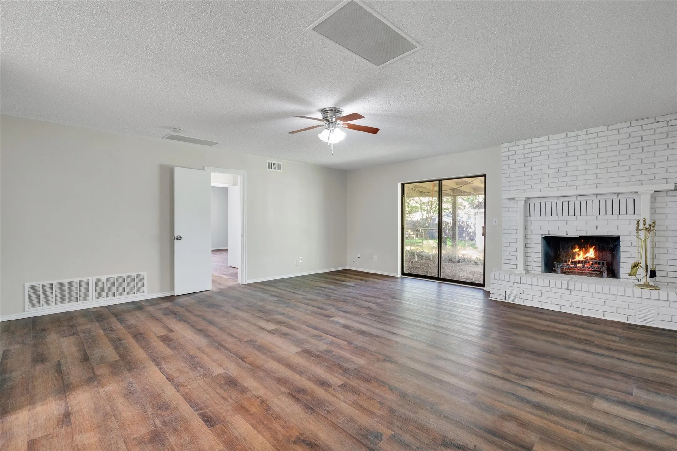 Single Family Residence For Sale in Johnson County , 209 Mistletoe Lane, Keene, Texas 76059, 4 Bedroom, 3 Bathroom, 2 Garage spaces, 2,783 Sqft, built in 1979, mls#21363414, Real Estate Agent in Keene, Homes For Sale in Johnson county, Homes For Sale in Keene, Realtor in Keene Texas, Real Estate Brokerage Independent Realty Texas, Luminita Cordes Realtor