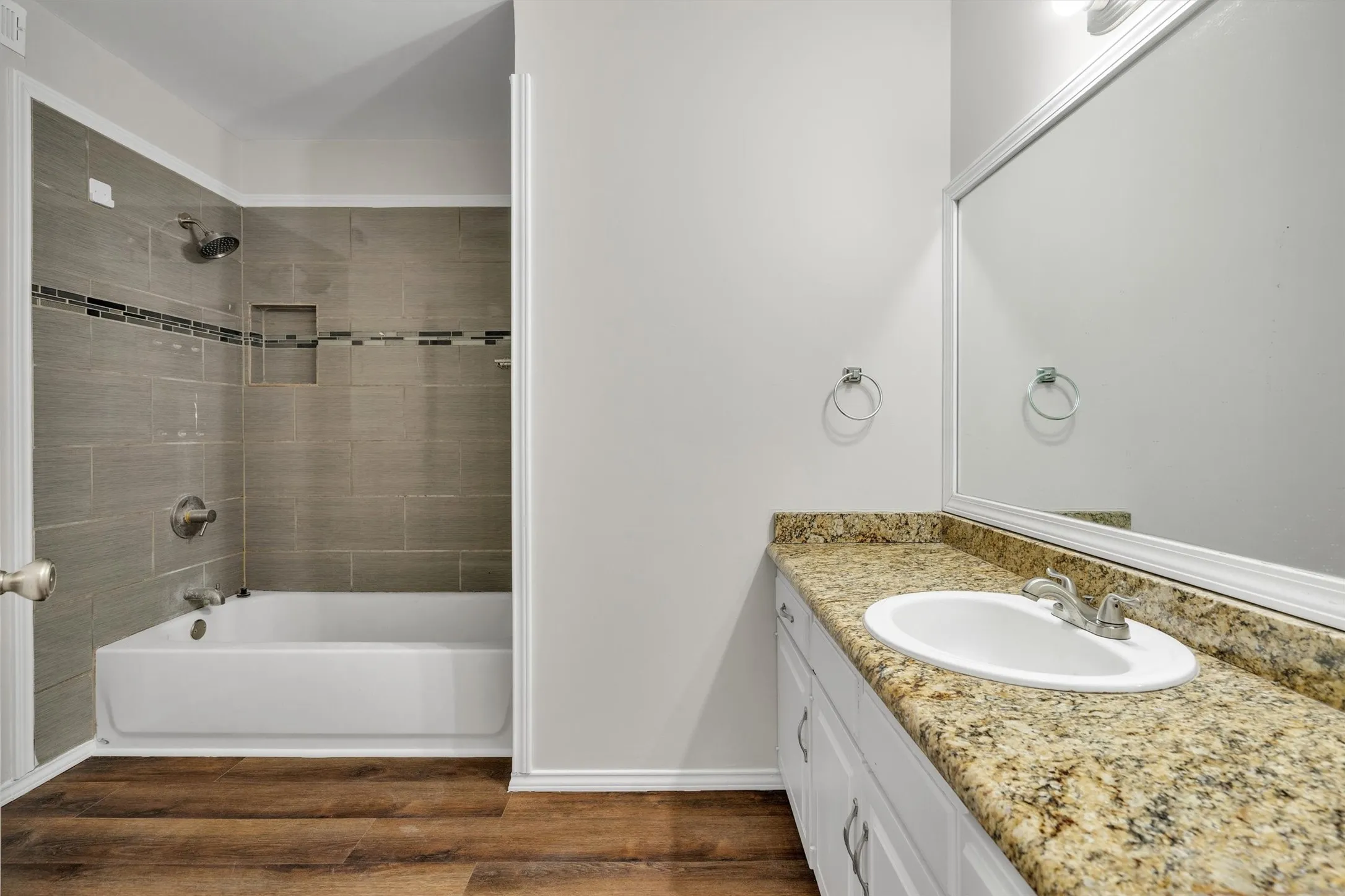Single Family Residence For Sale in Johnson County , 209 Mistletoe Lane, Keene, Texas 76059, 4 Bedroom, 3 Bathroom, 2 Garage spaces, 2,783 Sqft, built in 1979, mls#21363414, Real Estate Agent in Keene, Homes For Sale in Johnson county, Homes For Sale in Keene, Realtor in Keene Texas, Real Estate Brokerage Independent Realty Texas, Luminita Cordes Realtor