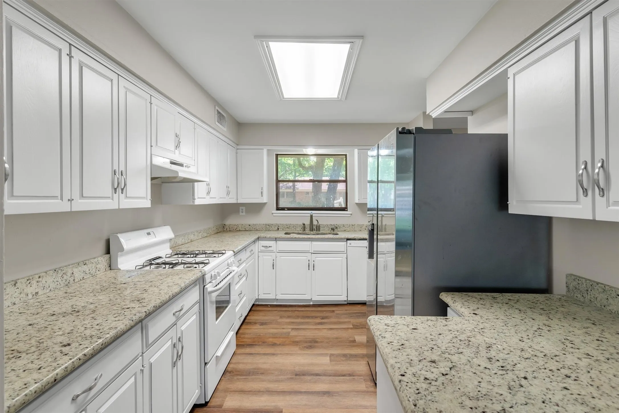 Single Family Residence For Sale in Johnson County , 209 Mistletoe Lane, Keene, Texas 76059, 4 Bedroom, 3 Bathroom, 2 Garage spaces, 2,783 Sqft, built in 1979, mls#21363414, Real Estate Agent in Keene, Homes For Sale in Johnson county, Homes For Sale in Keene, Realtor in Keene Texas, Real Estate Brokerage Independent Realty Texas, Luminita Cordes Realtor