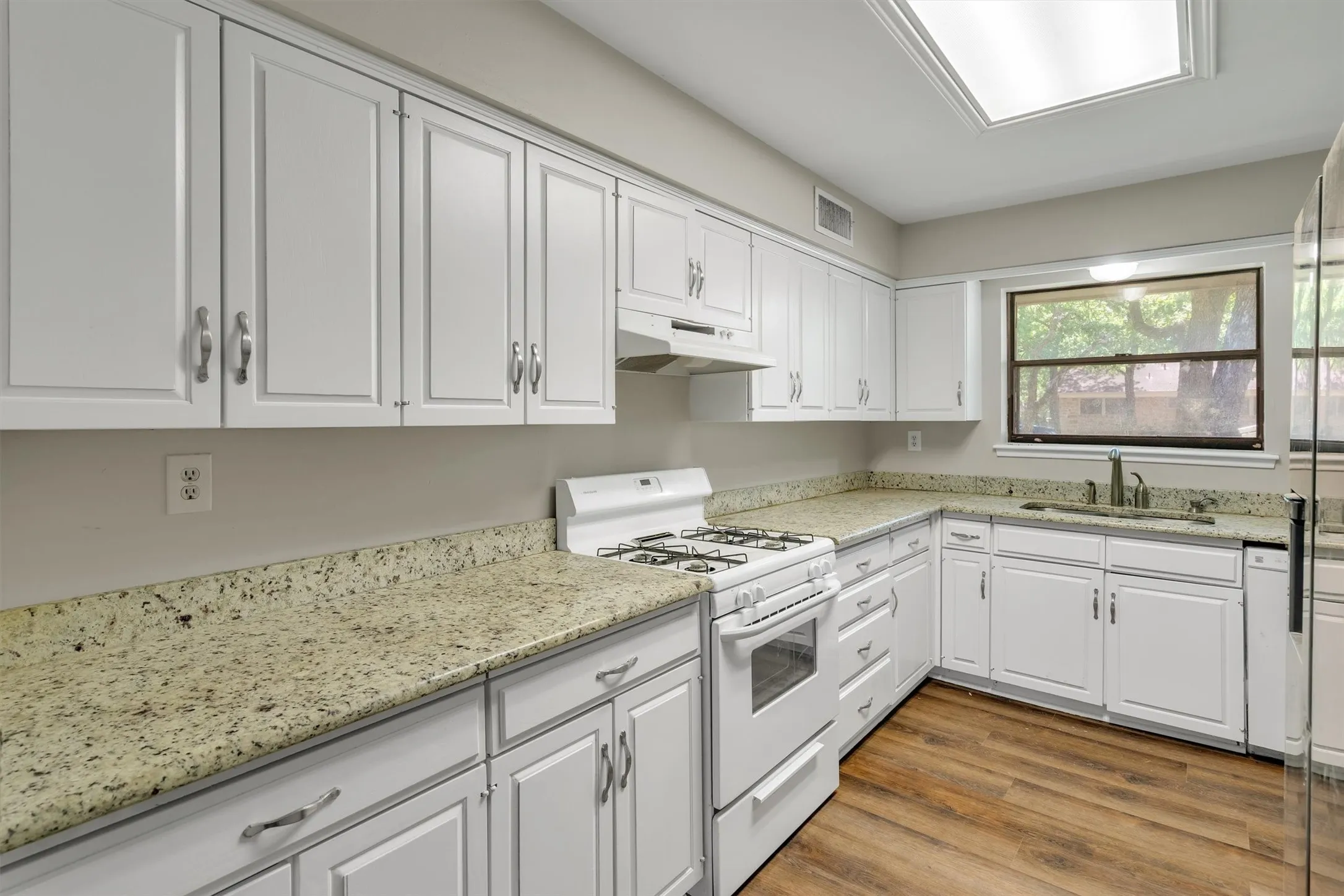Single Family Residence For Sale in Johnson County , 209 Mistletoe Lane, Keene, Texas 76059, 4 Bedroom, 3 Bathroom, 2 Garage spaces, 2,783 Sqft, built in 1979, mls#21363414, Real Estate Agent in Keene, Homes For Sale in Johnson county, Homes For Sale in Keene, Realtor in Keene Texas, Real Estate Brokerage Independent Realty Texas, Luminita Cordes Realtor