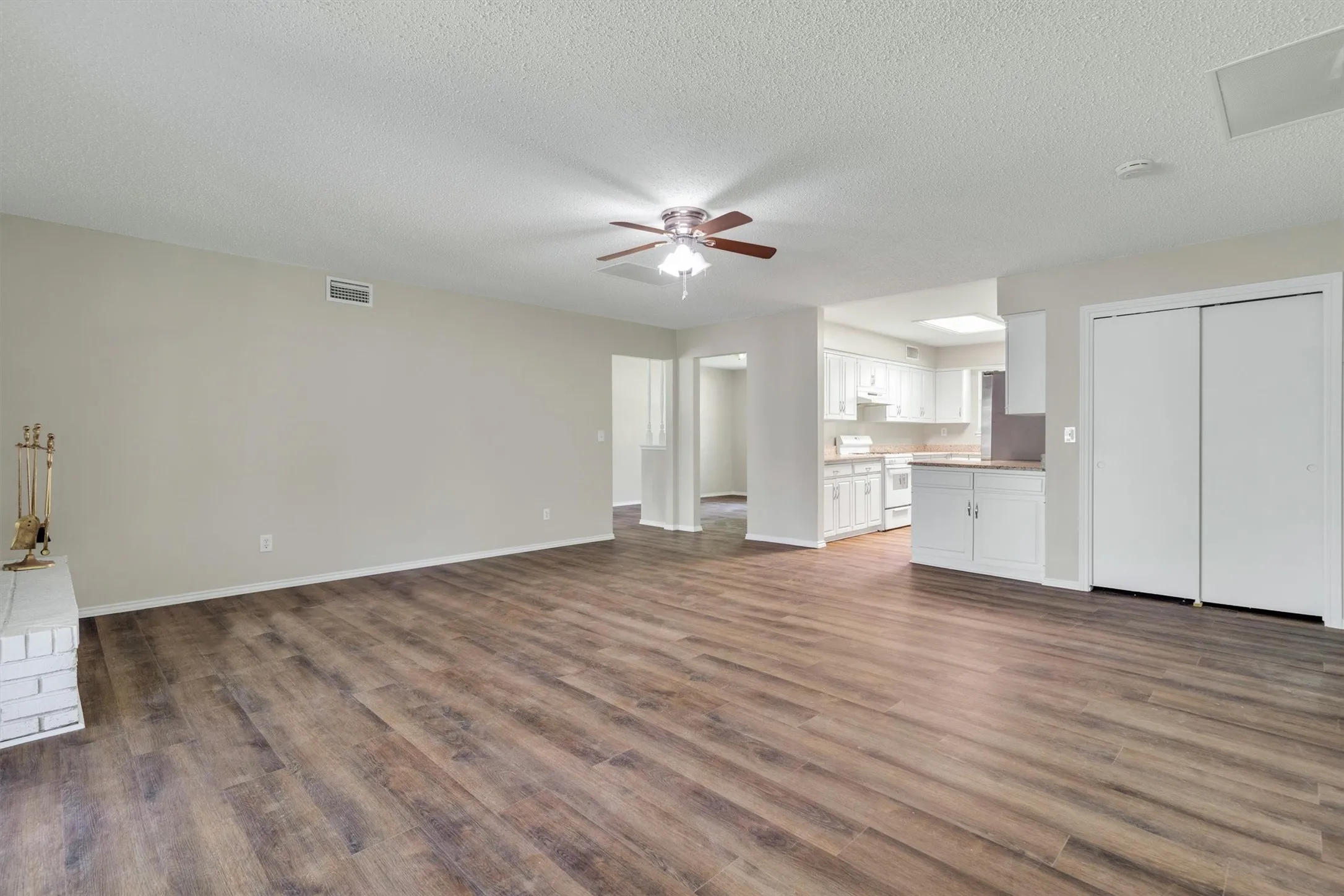 Single Family Residence For Sale in Johnson County , 209 Mistletoe Lane, Keene, Texas 76059, 4 Bedroom, 3 Bathroom, 2 Garage spaces, 2,783 Sqft, built in 1979, mls#21363414, Real Estate Agent in Keene, Homes For Sale in Johnson county, Homes For Sale in Keene, Realtor in Keene Texas, Real Estate Brokerage Independent Realty Texas, Luminita Cordes Realtor