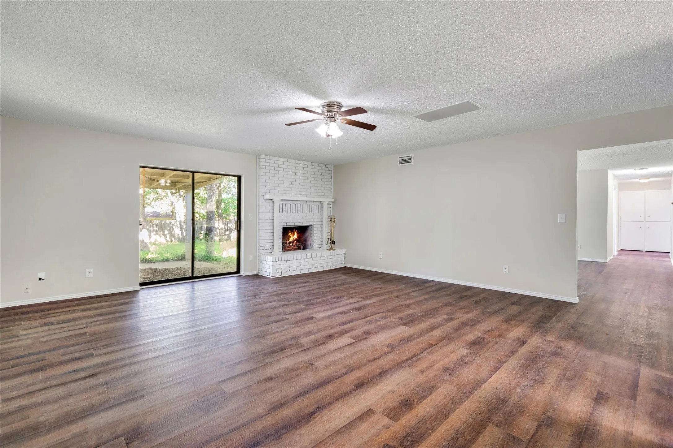 Single Family Residence For Sale in Johnson County , 209 Mistletoe Lane, Keene, Texas 76059, 4 Bedroom, 3 Bathroom, 2 Garage spaces, 2,783 Sqft, built in 1979, mls#21363414, Real Estate Agent in Keene, Homes For Sale in Johnson county, Homes For Sale in Keene, Realtor in Keene Texas, Real Estate Brokerage Independent Realty Texas, Luminita Cordes Realtor