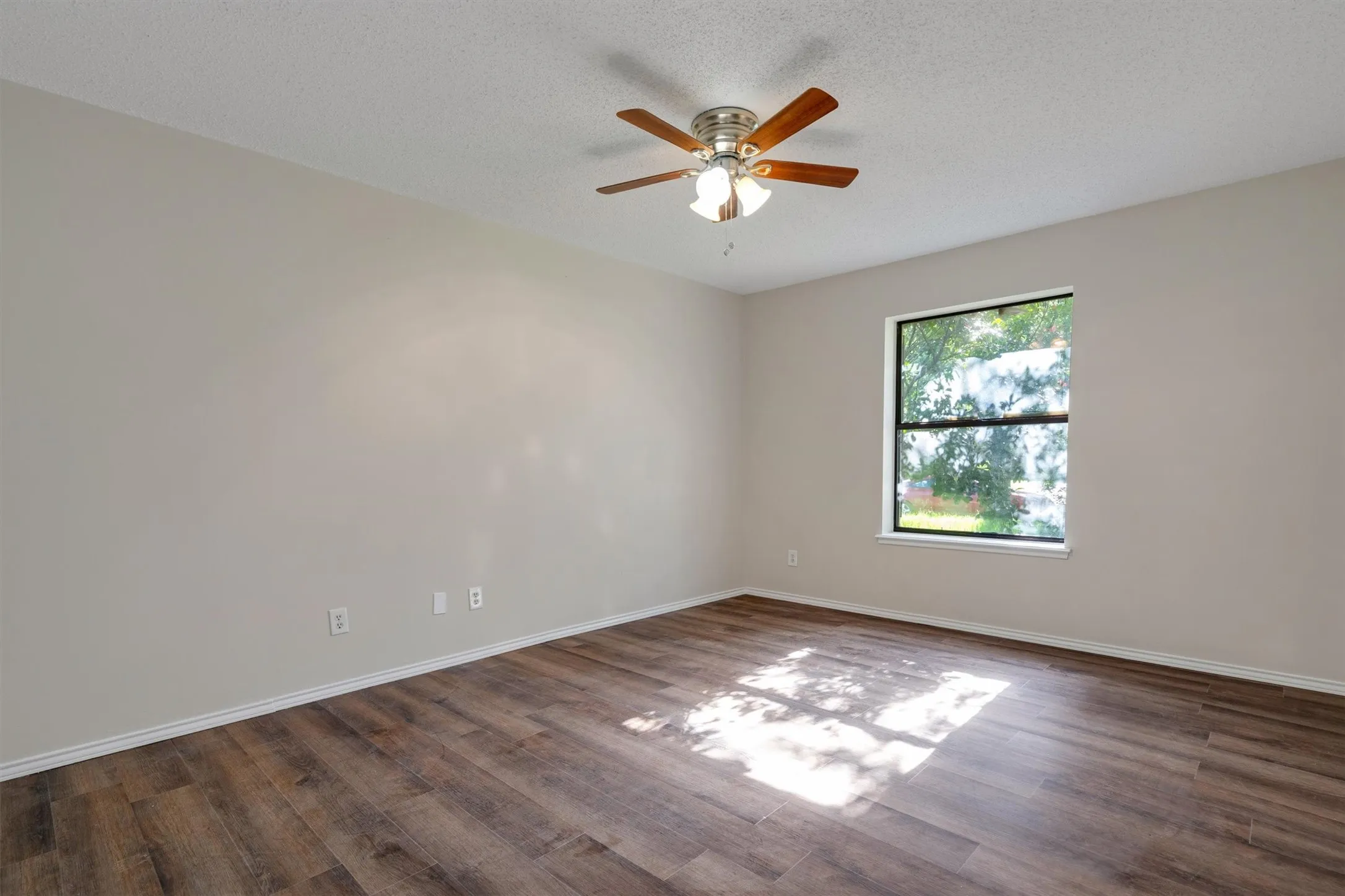 Single Family Residence For Sale in Johnson County , 209 Mistletoe Lane, Keene, Texas 76059, 4 Bedroom, 3 Bathroom, 2 Garage spaces, 2,783 Sqft, built in 1979, mls#21363414, Real Estate Agent in Keene, Homes For Sale in Johnson county, Homes For Sale in Keene, Realtor in Keene Texas, Real Estate Brokerage Independent Realty Texas, Luminita Cordes Realtor