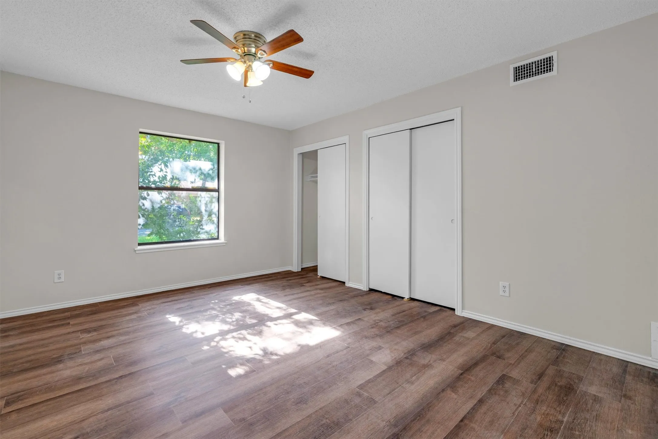 Single Family Residence For Sale in Johnson County , 209 Mistletoe Lane, Keene, Texas 76059, 4 Bedroom, 3 Bathroom, 2 Garage spaces, 2,783 Sqft, built in 1979, mls#21363414, Real Estate Agent in Keene, Homes For Sale in Johnson county, Homes For Sale in Keene, Realtor in Keene Texas, Real Estate Brokerage Independent Realty Texas, Luminita Cordes Realtor