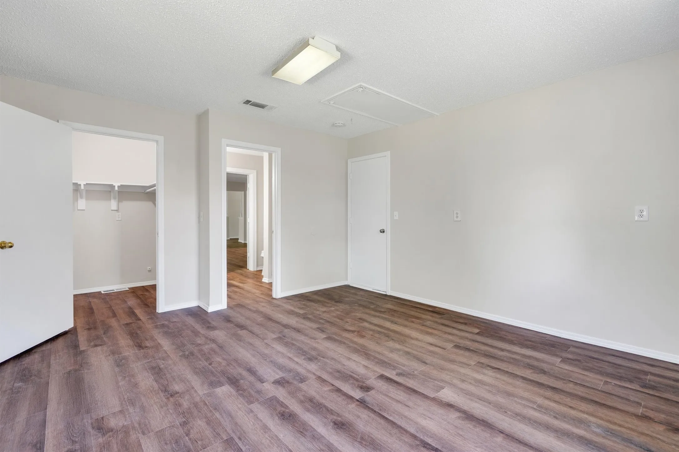 Single Family Residence For Sale in Johnson County , 209 Mistletoe Lane, Keene, Texas 76059, 4 Bedroom, 3 Bathroom, 2 Garage spaces, 2,783 Sqft, built in 1979, mls#21363414, Real Estate Agent in Keene, Homes For Sale in Johnson county, Homes For Sale in Keene, Realtor in Keene Texas, Real Estate Brokerage Independent Realty Texas, Luminita Cordes Realtor
