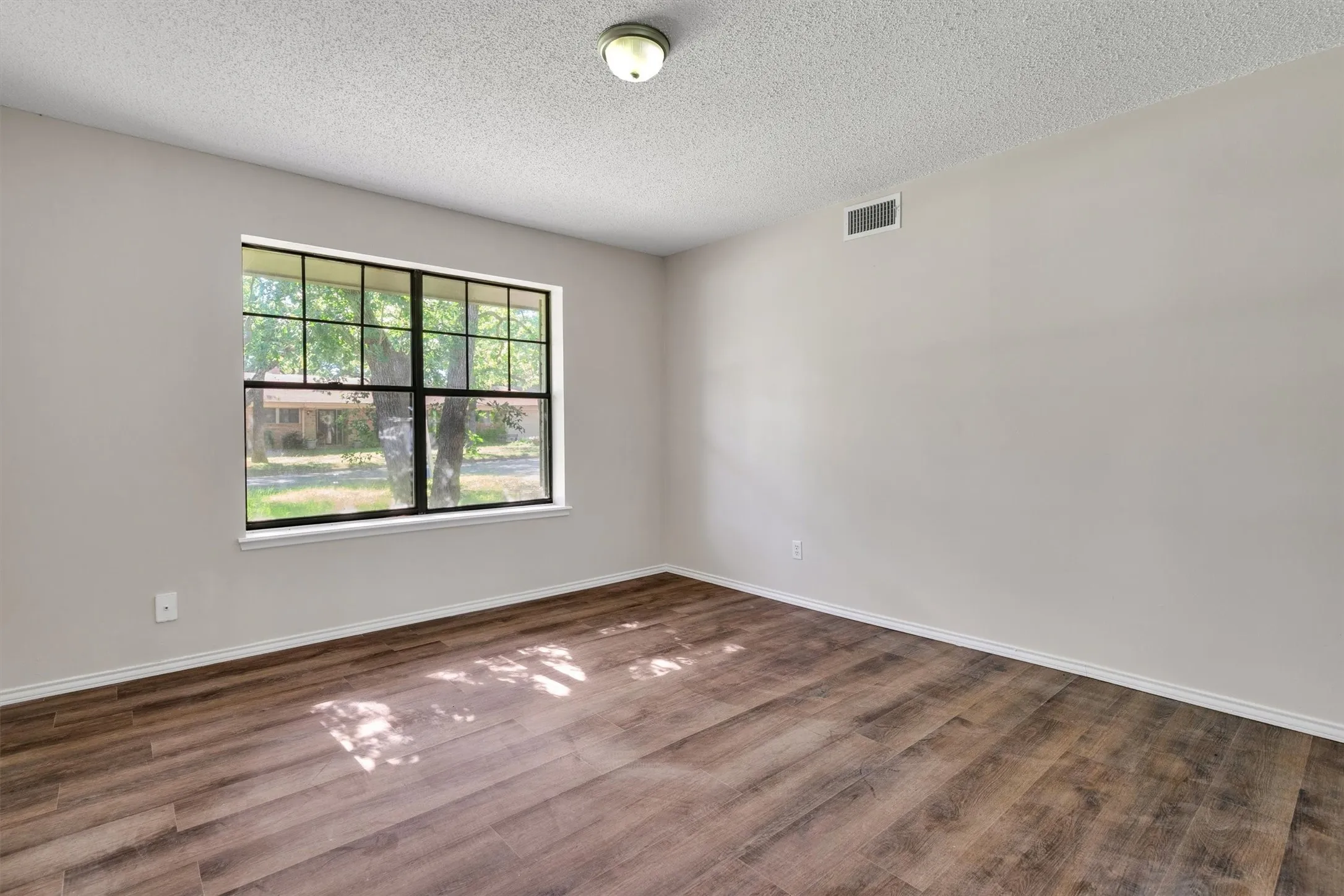 Single Family Residence For Sale in Johnson County , 209 Mistletoe Lane, Keene, Texas 76059, 4 Bedroom, 3 Bathroom, 2 Garage spaces, 2,783 Sqft, built in 1979, mls#21363414, Real Estate Agent in Keene, Homes For Sale in Johnson county, Homes For Sale in Keene, Realtor in Keene Texas, Real Estate Brokerage Independent Realty Texas, Luminita Cordes Realtor
