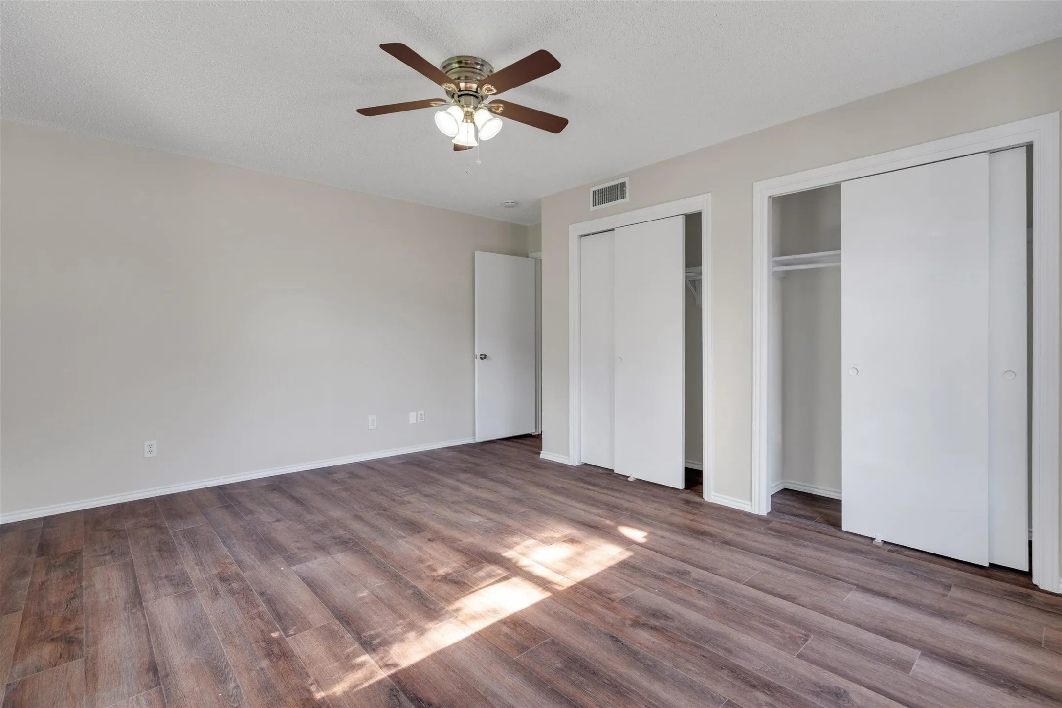 Single Family Residence For Sale in Johnson County , 209 Mistletoe Lane, Keene, Texas 76059, 4 Bedroom, 3 Bathroom, 2 Garage spaces, 2,783 Sqft, built in 1979, mls#21363414, Real Estate Agent in Keene, Homes For Sale in Johnson county, Homes For Sale in Keene, Realtor in Keene Texas, Real Estate Brokerage Independent Realty Texas, Luminita Cordes Realtor