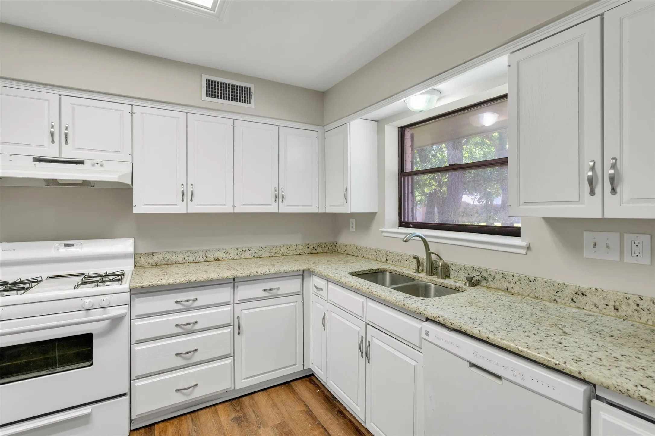 Single Family Residence For Sale in Johnson County , 209 Mistletoe Lane, Keene, Texas 76059, 4 Bedroom, 3 Bathroom, 2 Garage spaces, 2,783 Sqft, built in 1979, mls#21363414, Real Estate Agent in Keene, Homes For Sale in Johnson county, Homes For Sale in Keene, Realtor in Keene Texas, Real Estate Brokerage Independent Realty Texas, Luminita Cordes Realtor