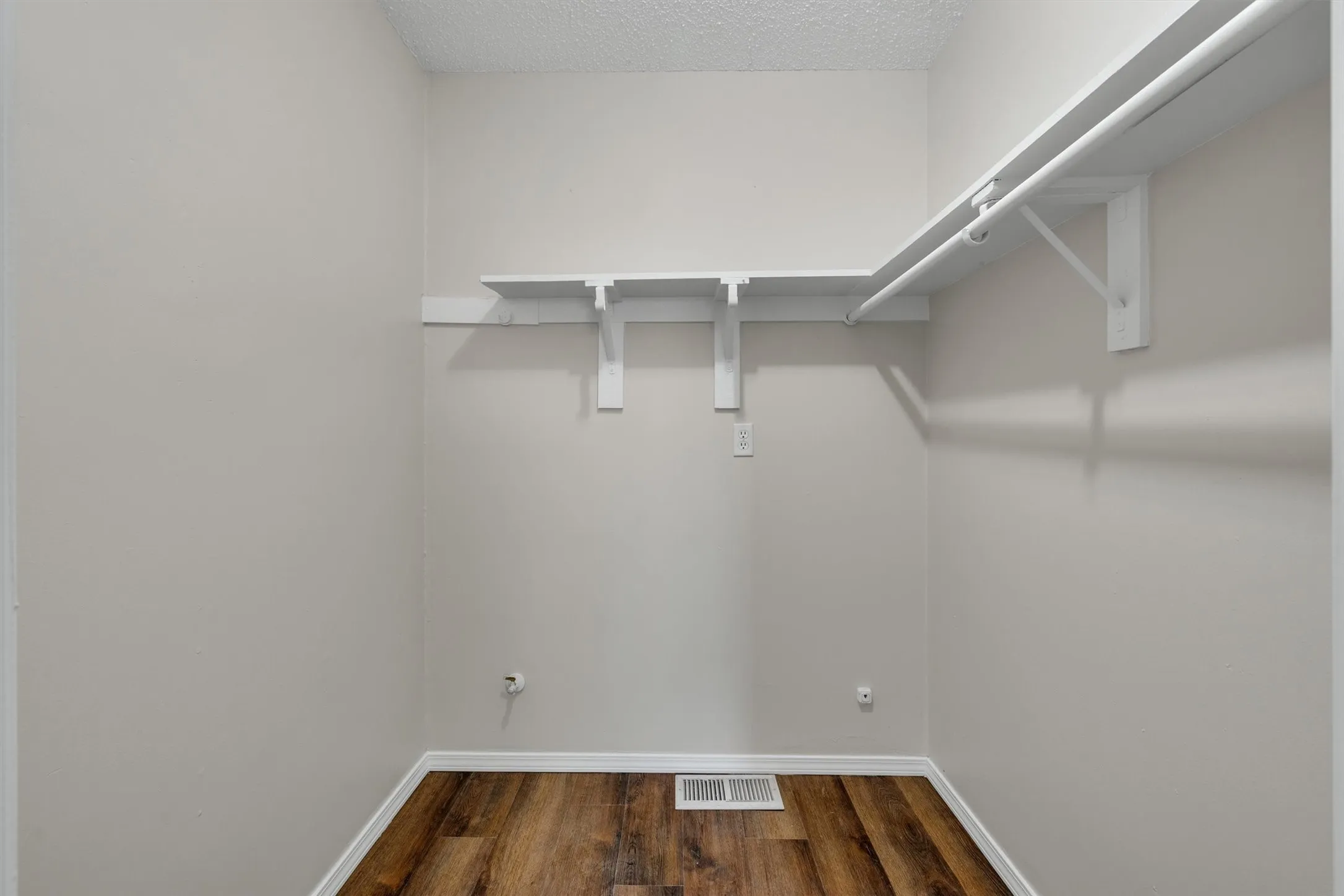 Single Family Residence For Sale in Johnson County , 209 Mistletoe Lane, Keene, Texas 76059, 4 Bedroom, 3 Bathroom, 2 Garage spaces, 2,783 Sqft, built in 1979, mls#21363414, Real Estate Agent in Keene, Homes For Sale in Johnson county, Homes For Sale in Keene, Realtor in Keene Texas, Real Estate Brokerage Independent Realty Texas, Luminita Cordes Realtor