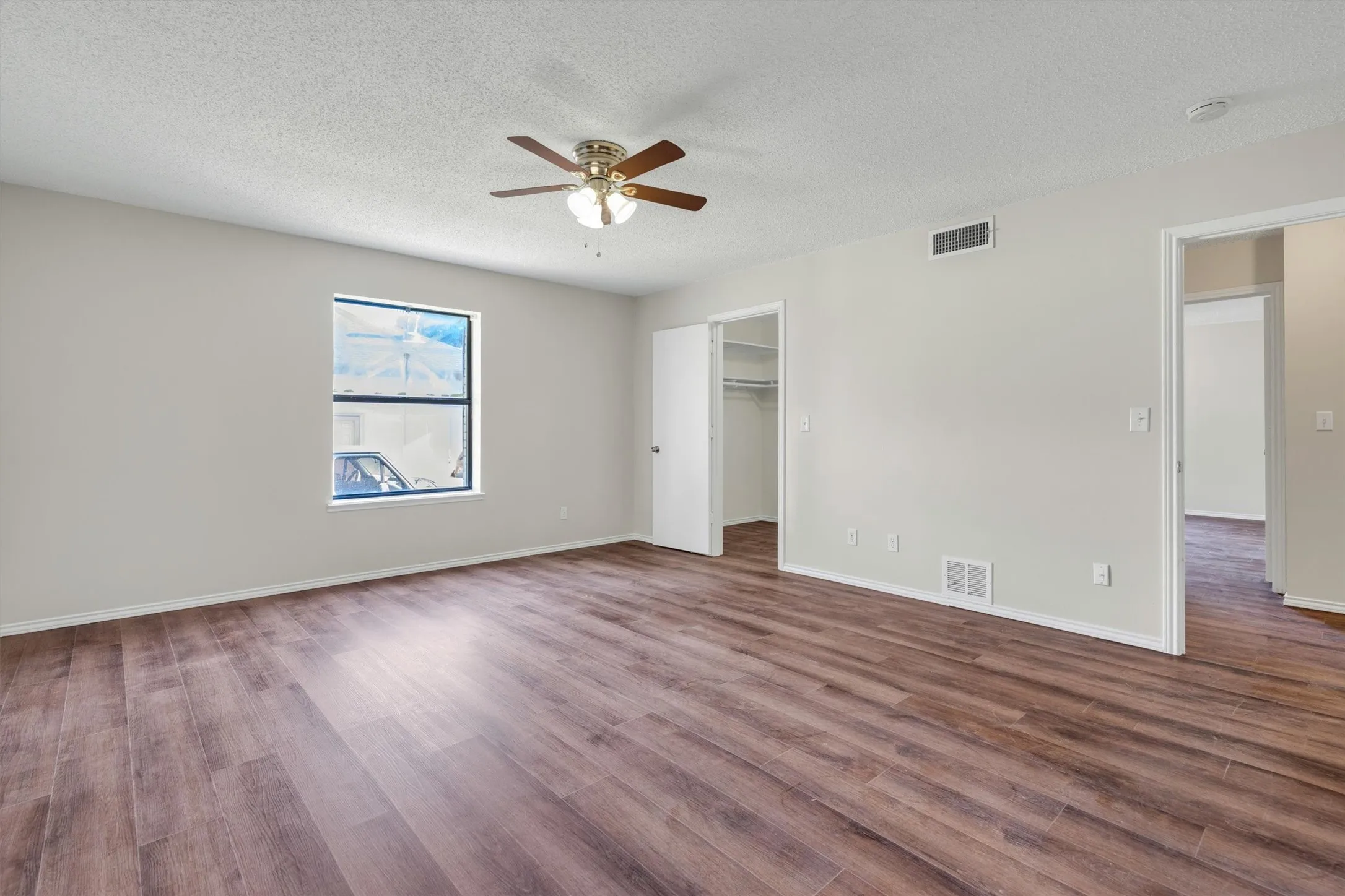 Single Family Residence For Sale in Johnson County , 209 Mistletoe Lane, Keene, Texas 76059, 4 Bedroom, 3 Bathroom, 2 Garage spaces, 2,783 Sqft, built in 1979, mls#21363414, Real Estate Agent in Keene, Homes For Sale in Johnson county, Homes For Sale in Keene, Realtor in Keene Texas, Real Estate Brokerage Independent Realty Texas, Luminita Cordes Realtor