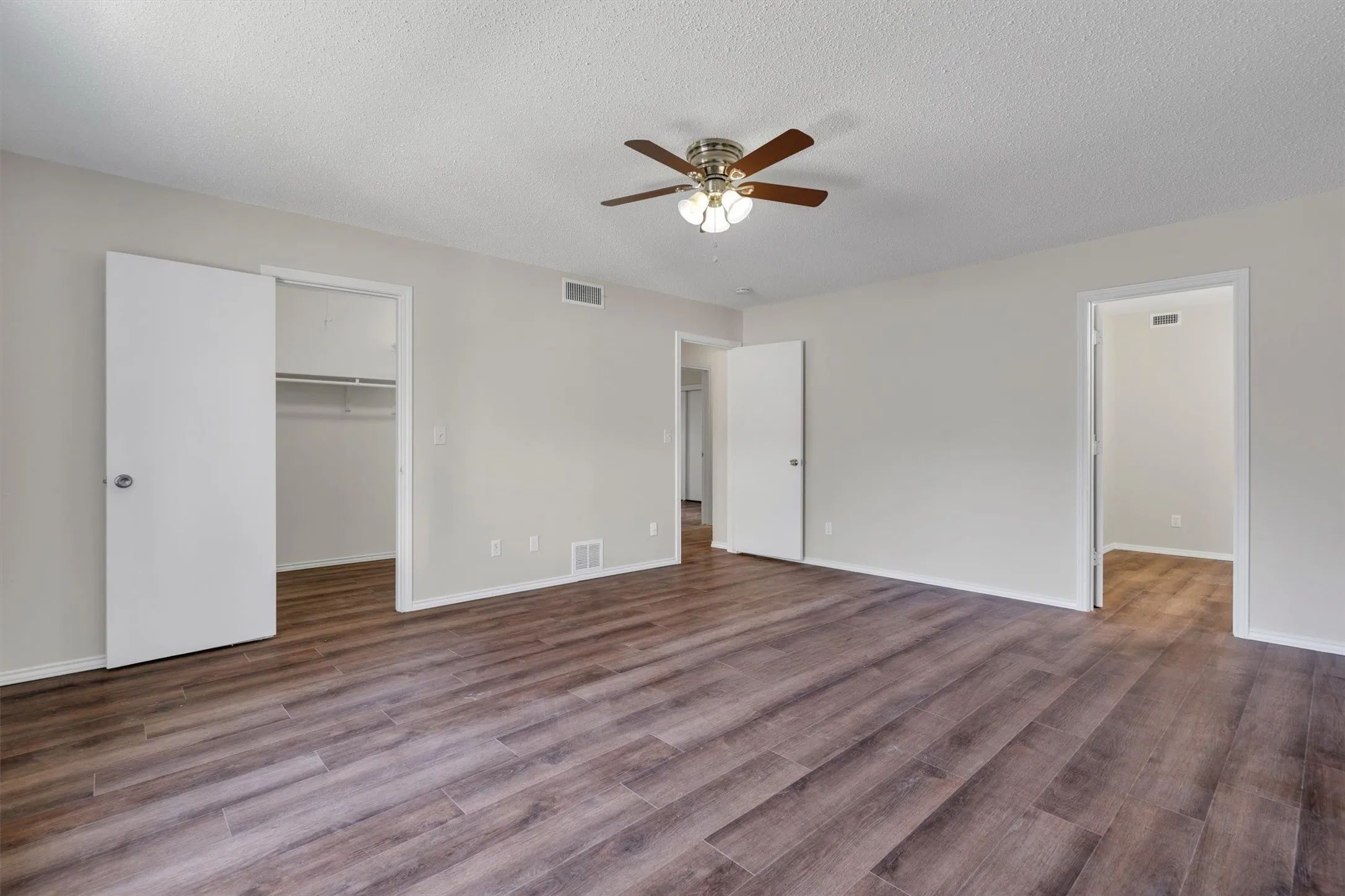 Single Family Residence For Sale in Johnson County , 209 Mistletoe Lane, Keene, Texas 76059, 4 Bedroom, 3 Bathroom, 2 Garage spaces, 2,783 Sqft, built in 1979, mls#21363414, Real Estate Agent in Keene, Homes For Sale in Johnson county, Homes For Sale in Keene, Realtor in Keene Texas, Real Estate Brokerage Independent Realty Texas, Luminita Cordes Realtor